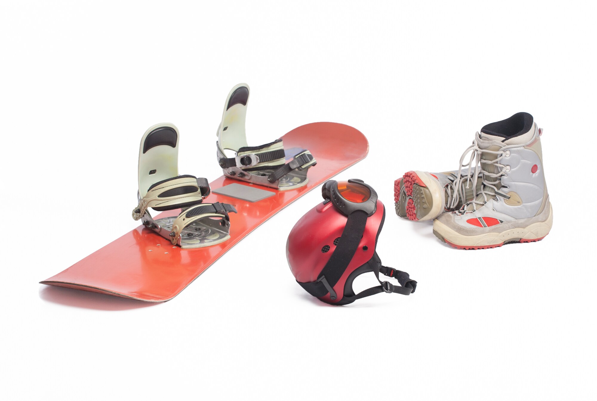 Ein Snowboard, ein Helm und Stiefel Ein Snowboard, ein Helm und Stiefel