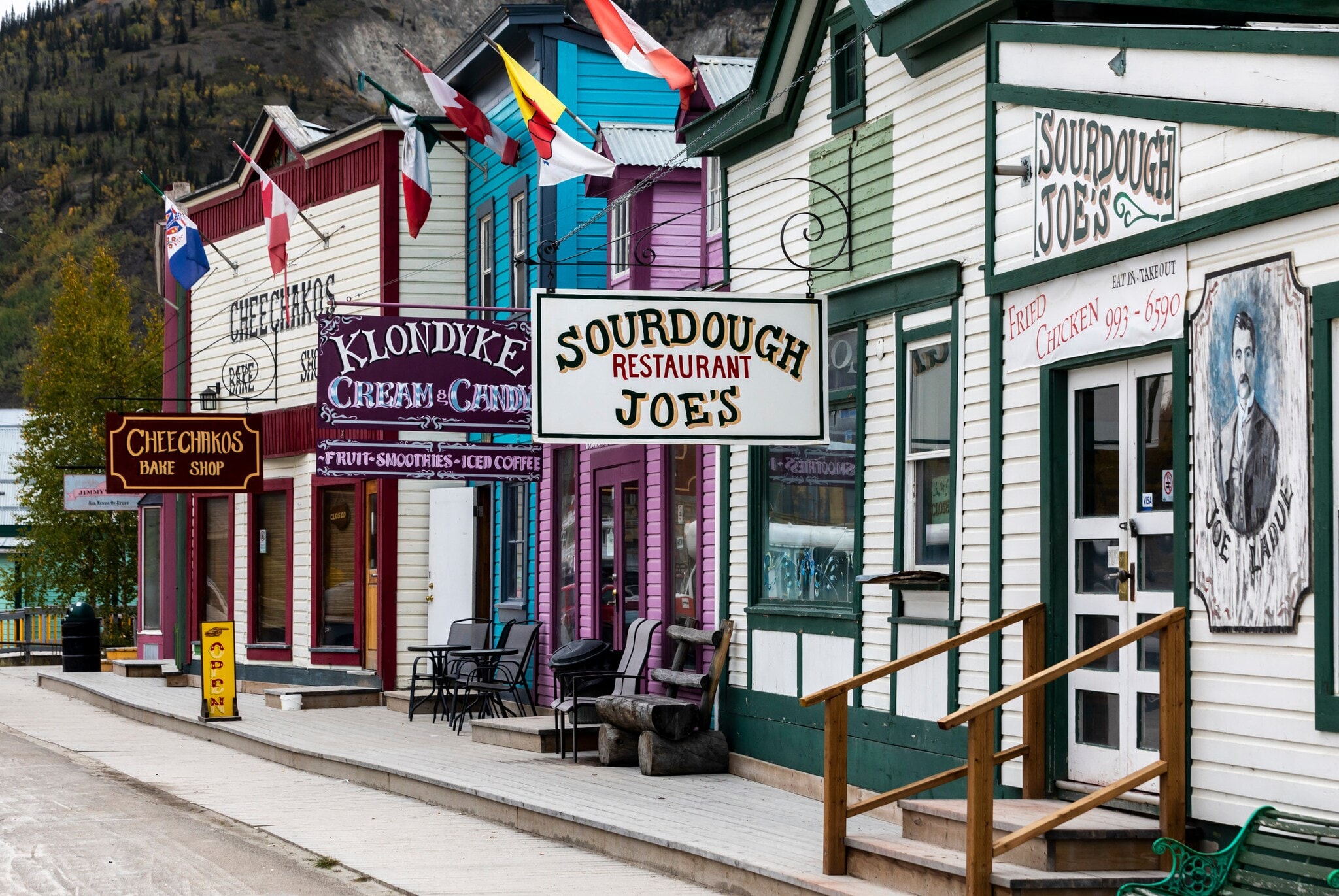 Renovierte und bunte Gebäude aus der Zeit des Goldrauschs säumen die Straßen von Dawson City im Yukon. Renovierte und bunte Gebäude aus der Zeit des Goldrauschs säumen die Straßen von Dawson City im Yukon.