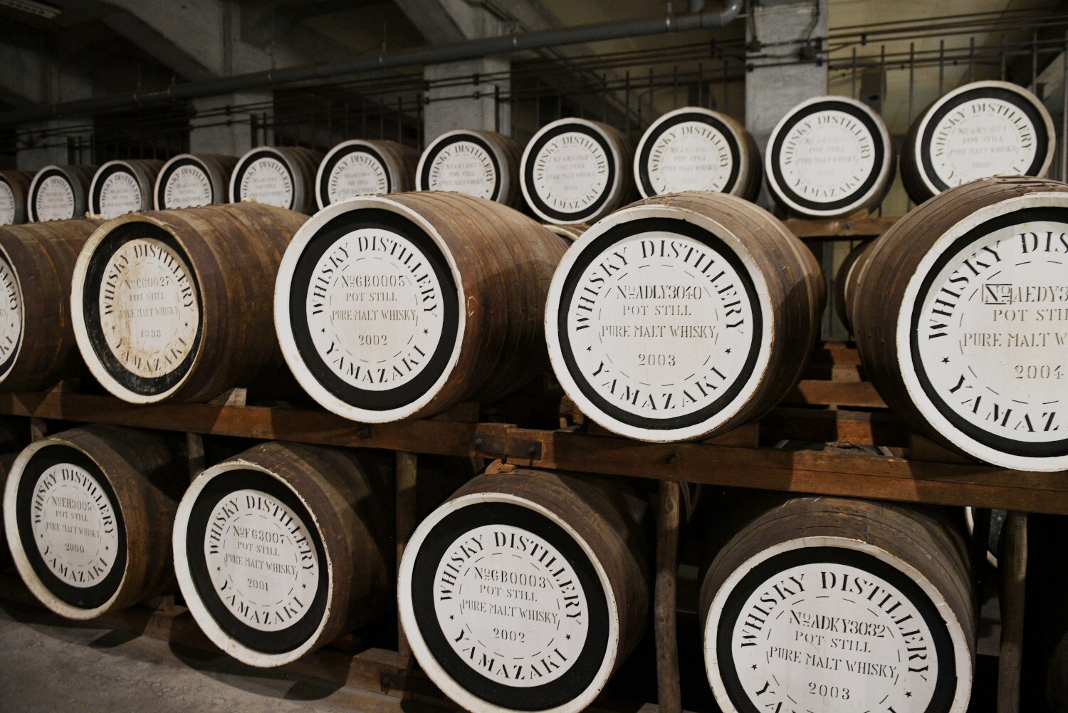 Gestapelte Eichenfässer in der Yamazaki-Whiskybrennerei