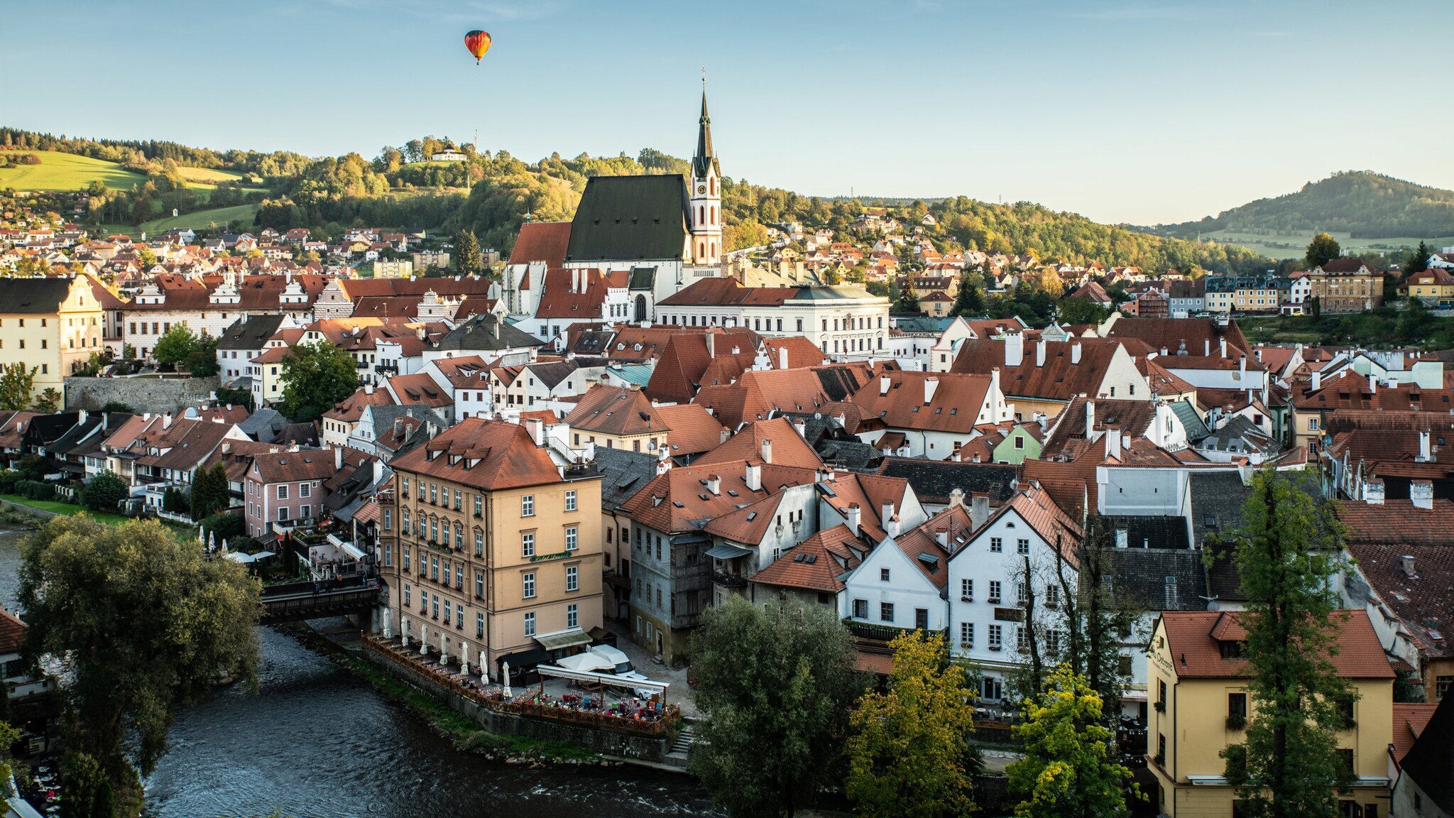 Mittelalterliche Kleinstadt an einem Fluss, im Hintergrund grüne Hügellandschaft. Mittelalterliche Kleinstadt an einem Fluss, im Hintergrund grüne Hügellandschaft.
