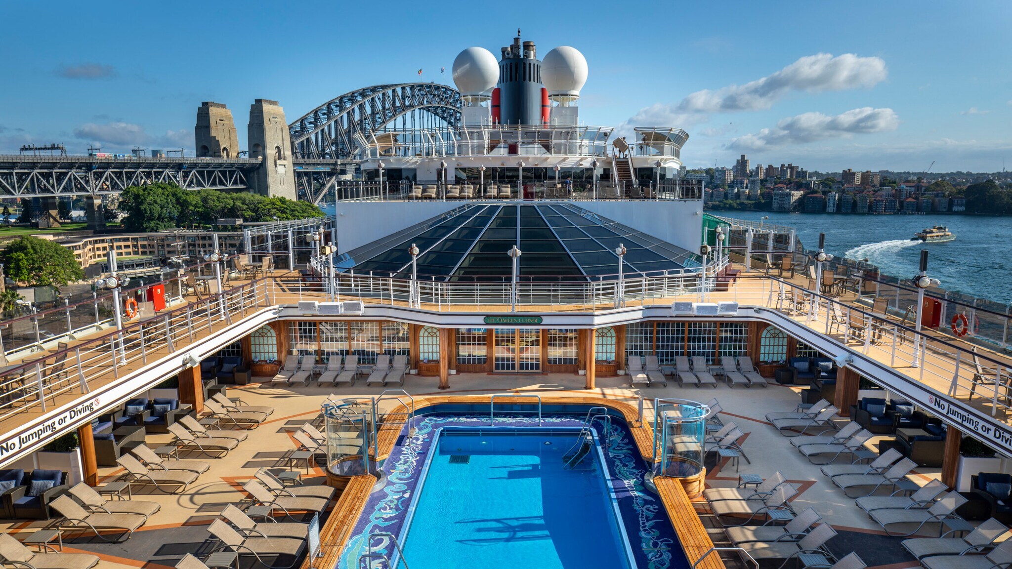 Pooldeck eines Kreuzfahrtschiffes im Hafen von Sydney.