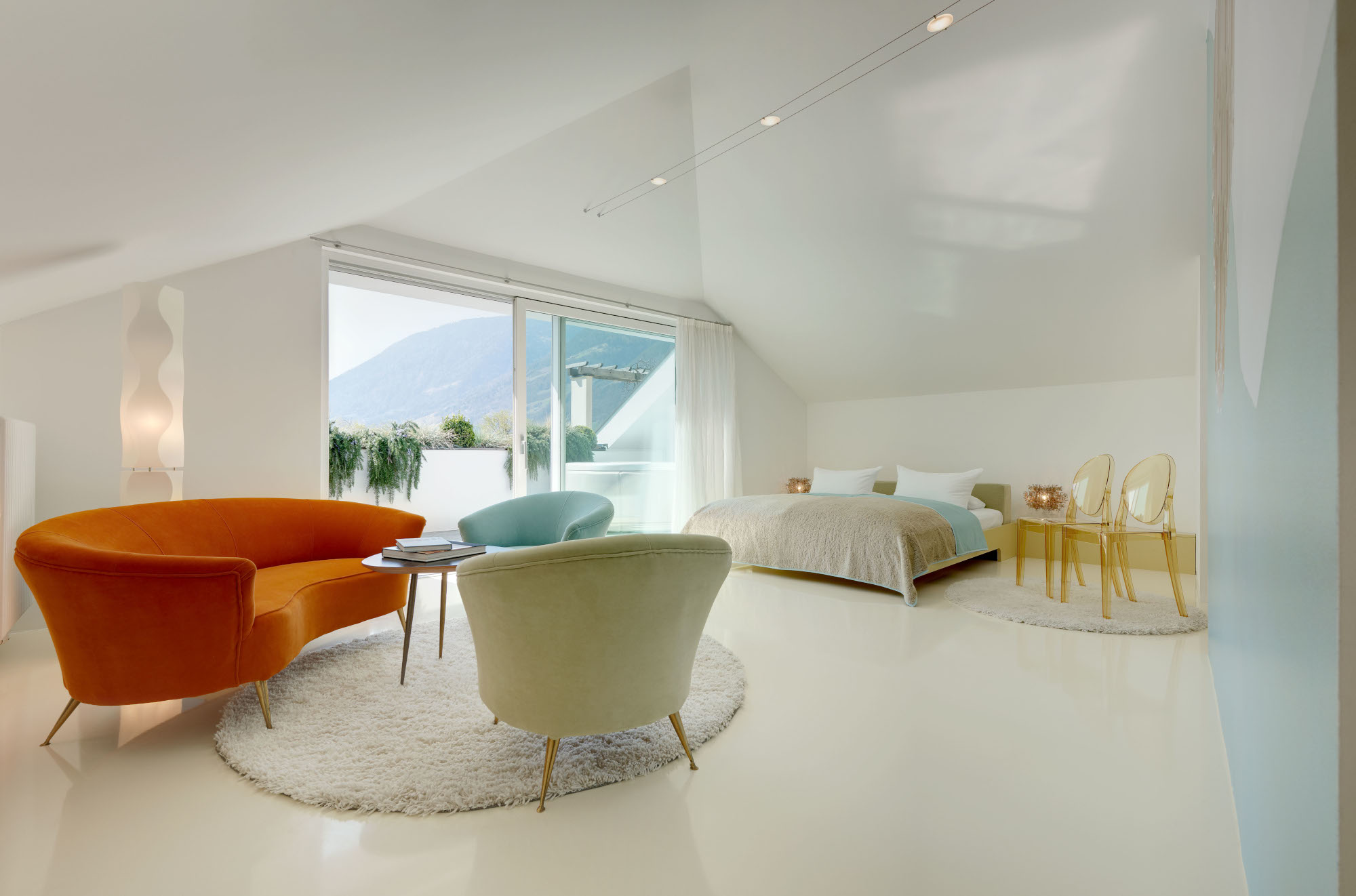 Ein minimalistisch eingerichtetes Hotelzimmer mit modernen Möbeln Ein minimalistisch eingerichtetes Hotelzimmer mit modernen Möbeln