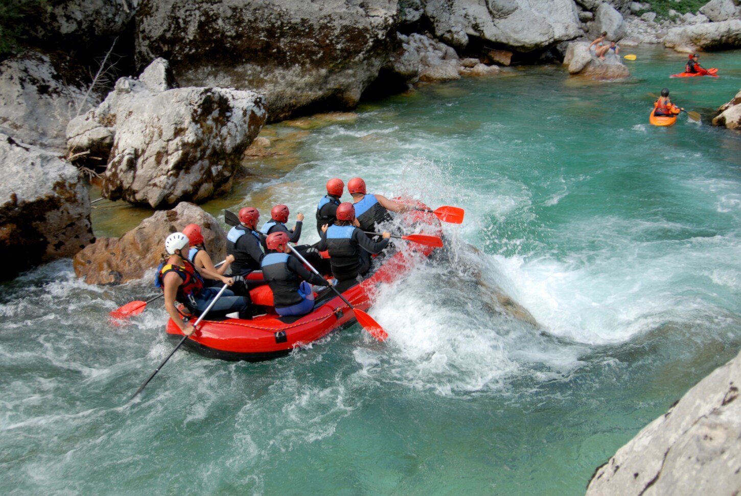Ein Raftingboot auf einem Wildwasserfluss Ein Raftingboot auf einem Wildwasserfluss
