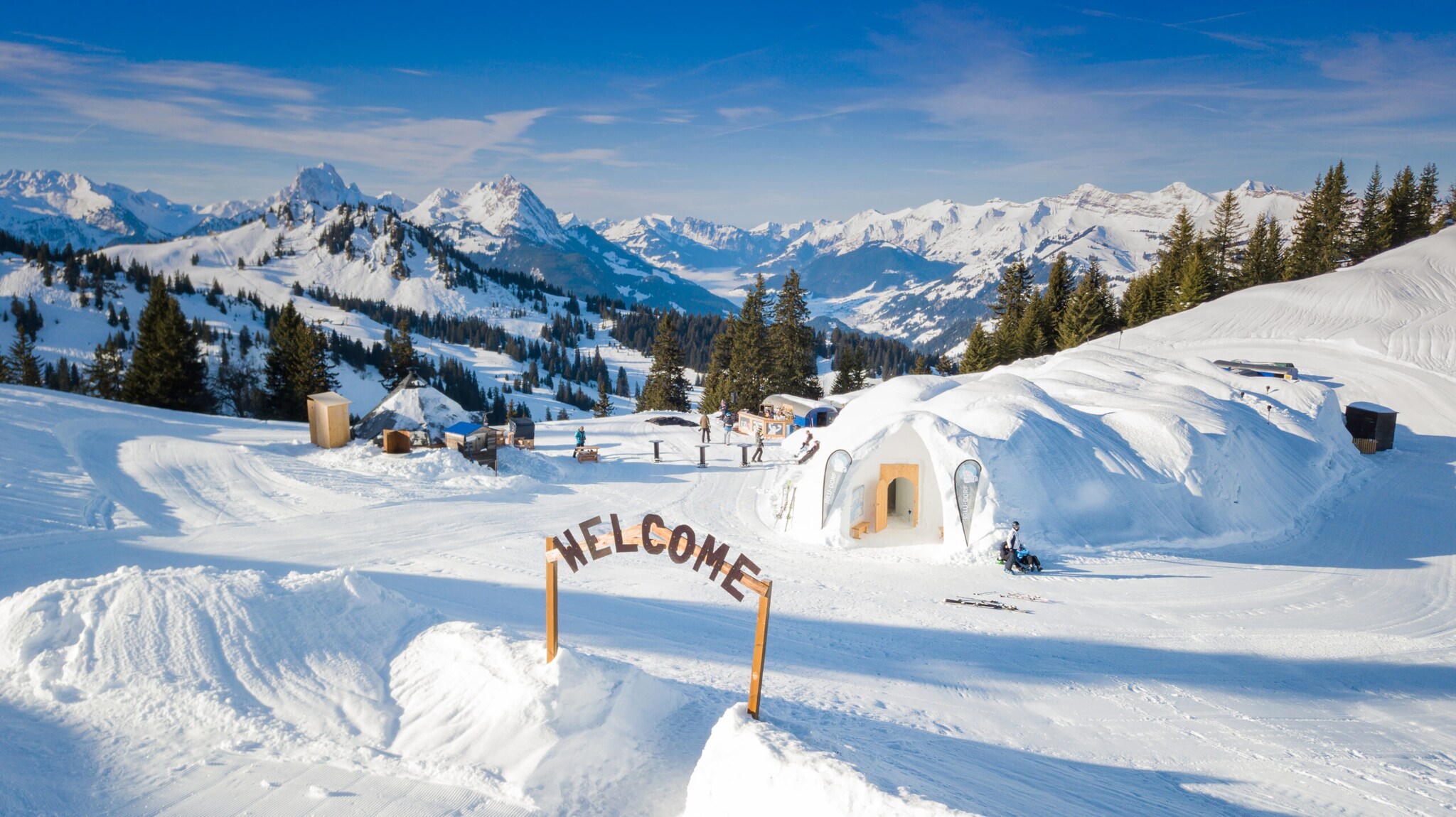 Ein Iglu-Dorf in einer schneebedeckten Berglandschaft