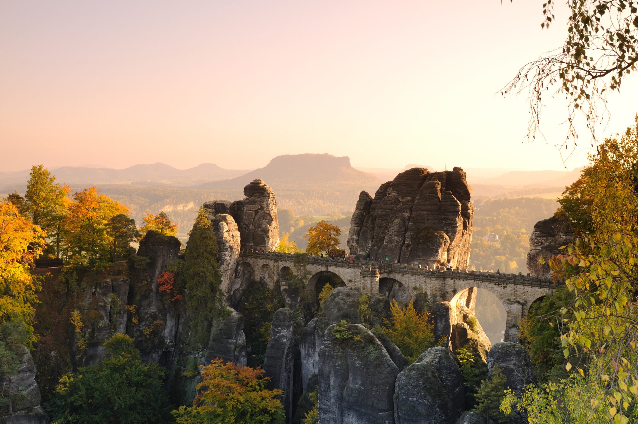 Blick auf die Basteibrücke im Elbsandsteingebirge