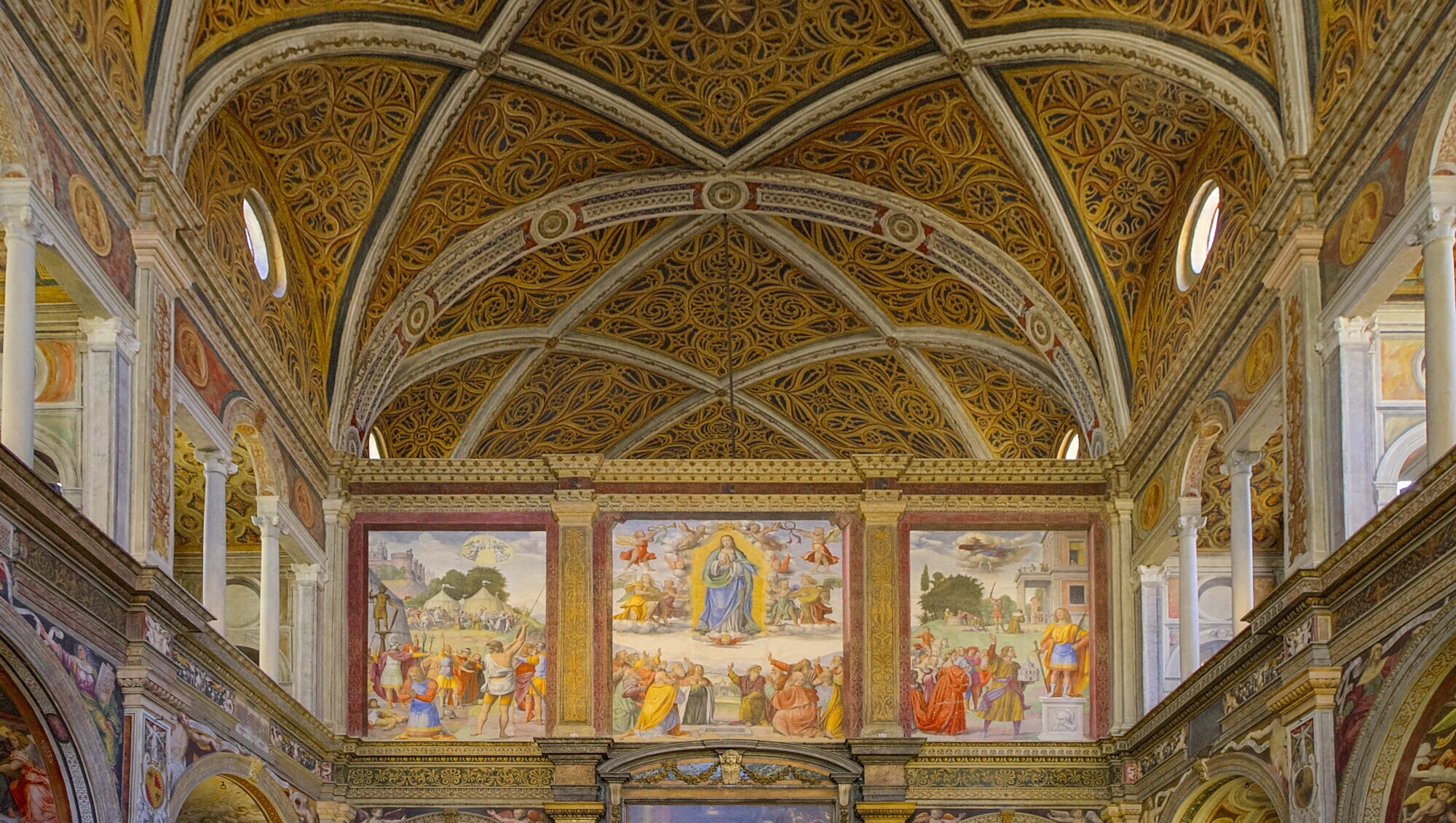 Blick auf bunte Wandmalereien in einer Kirche.