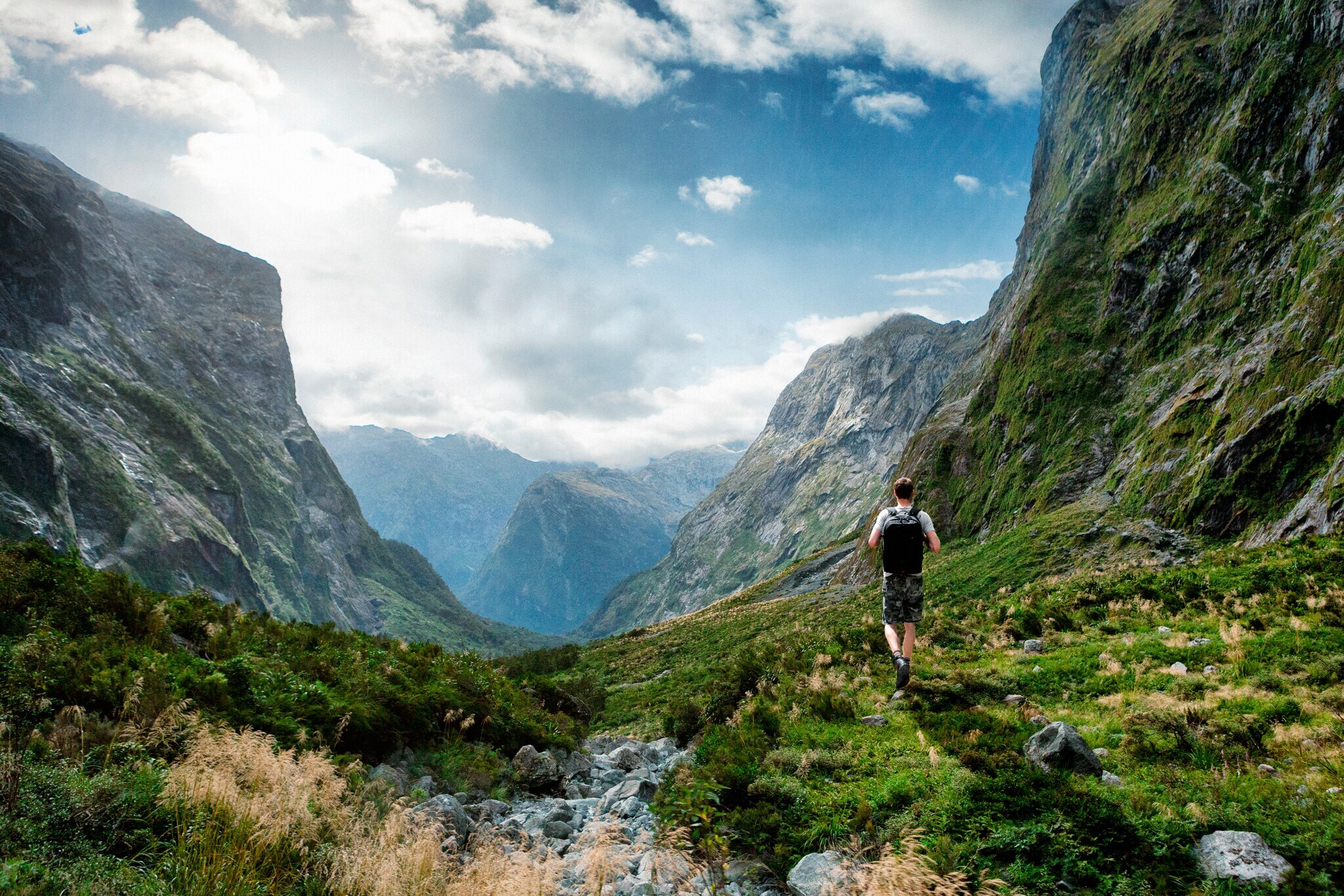Ein Mann läuft durch eine felsige Landschaft Ein Mann läuft durch eine felsige Landschaft