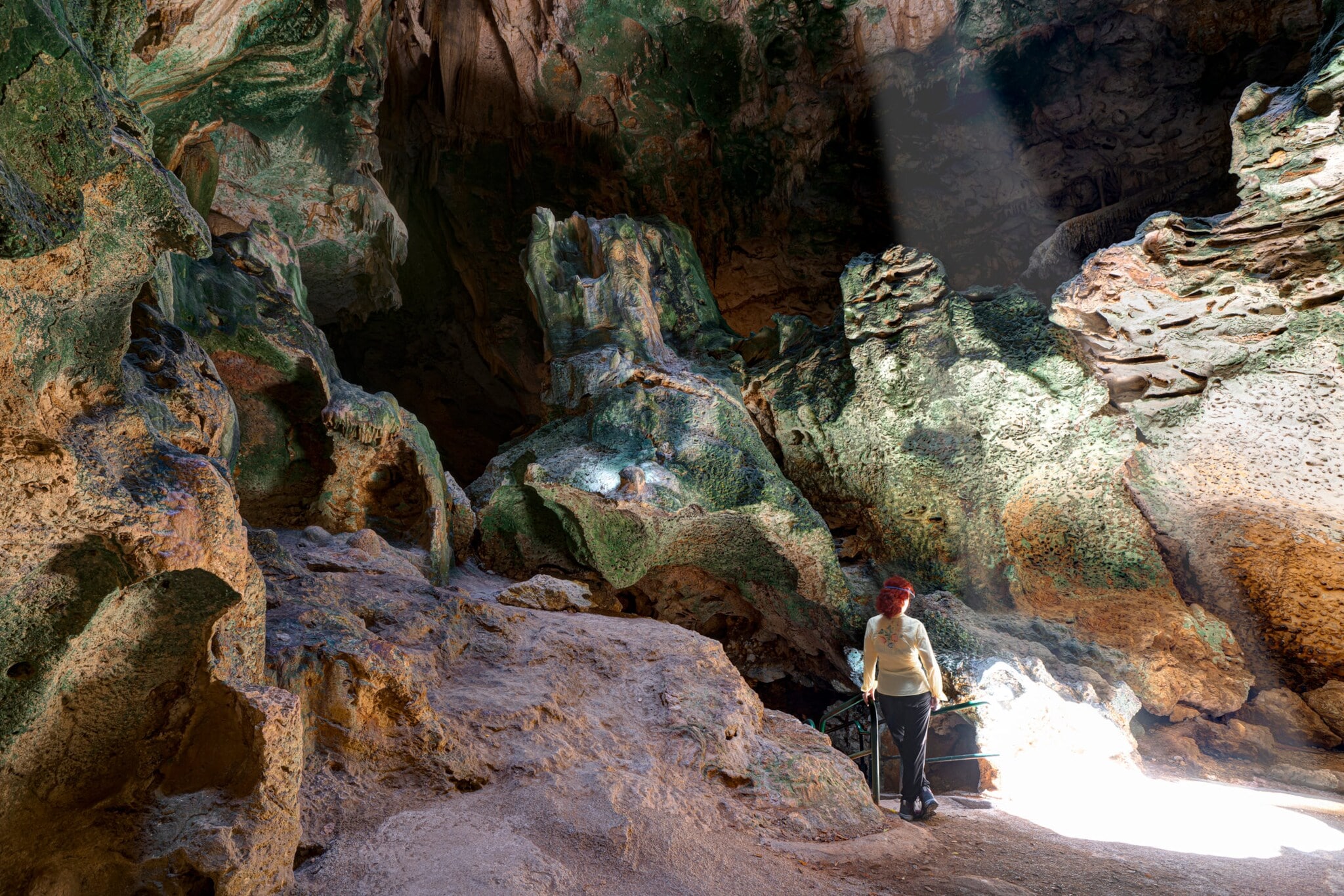 Rückansicht einer Person in einer Höhle. Rückansicht einer Person in einer Höhle.
