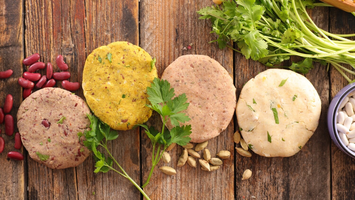 Vier vegane Burger Patties aus Hülsenfrüchten Vier vegane Burger Patties aus Hülsenfrüchten