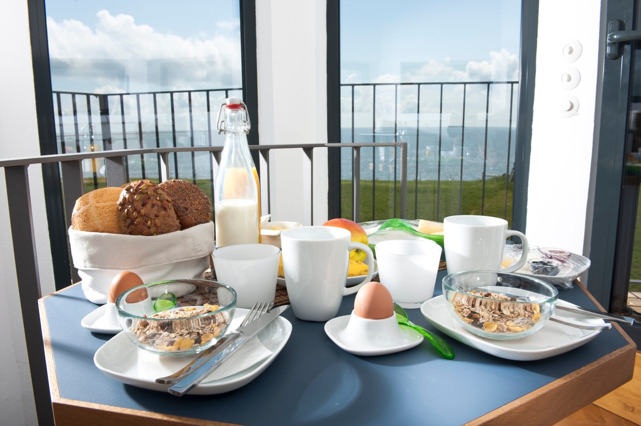 Ein gedeckter Frühstückstisch in einem Leuchtturm mit Blick auf die Nordsee Ein gedeckter Frühstückstisch in einem Leuchtturm mit Blick auf die Nordsee