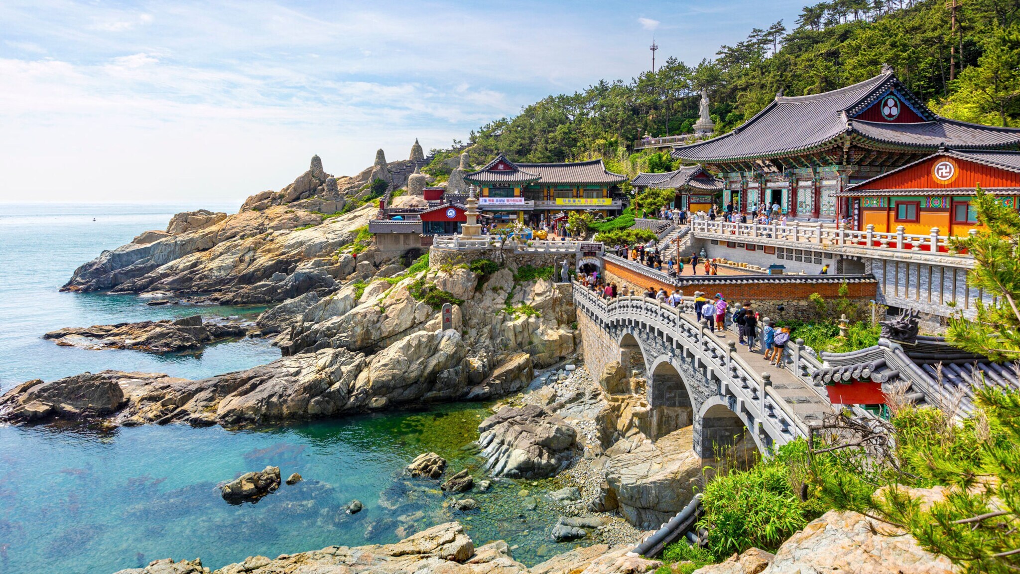 Der Haedong-Yonggungsa-Tempel in Busan gelegen an einer Klippe am Meer.