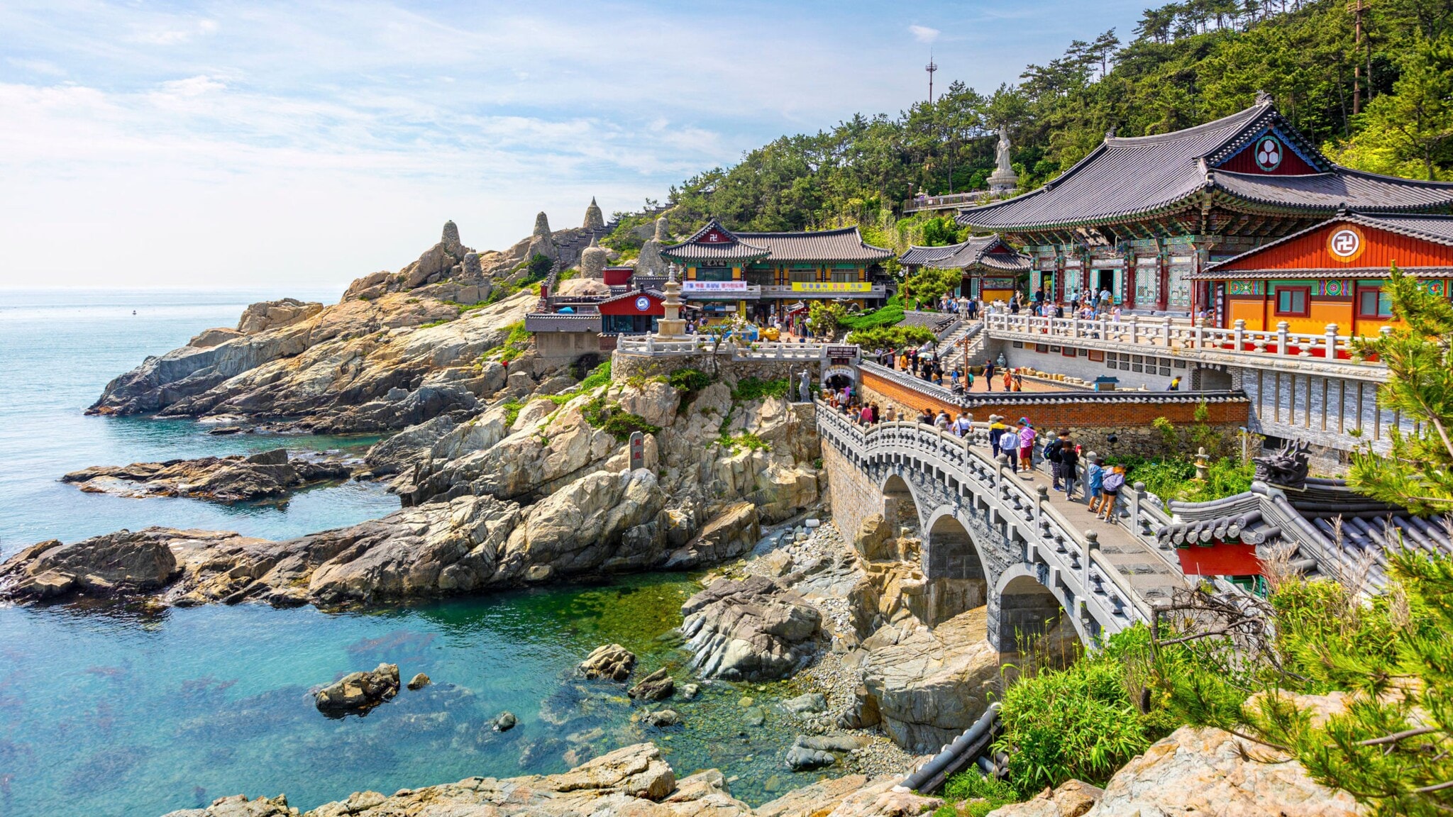 Der Haedong-Yonggungsa-Tempel in Busan gelegen an einer Klippe am Meer. Der Haedong-Yonggungsa-Tempel in Busan gelegen an einer Klippe am Meer.