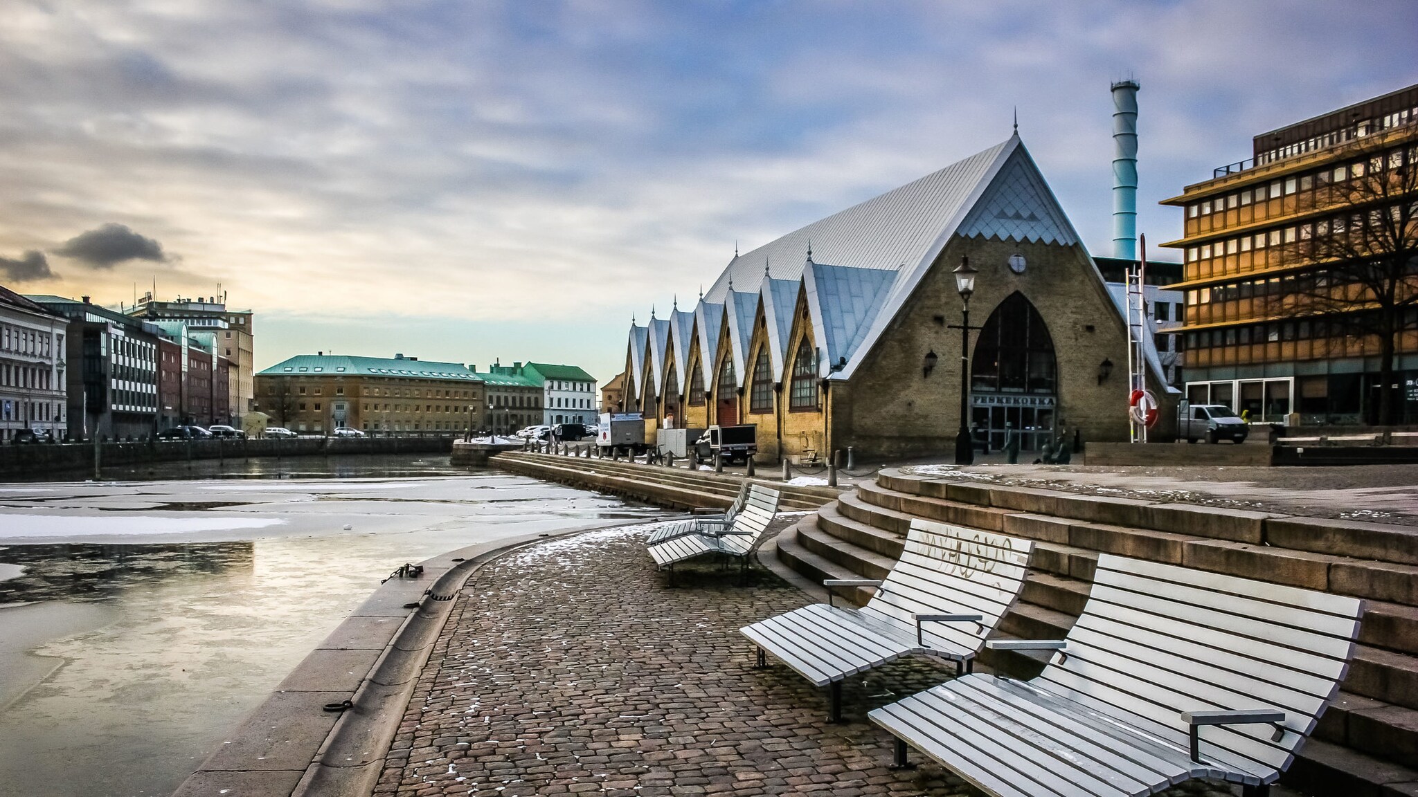 Blick auf die historische kirchenähnliche Feskekôrka in Göteborg an einem kalten Wintertag.
