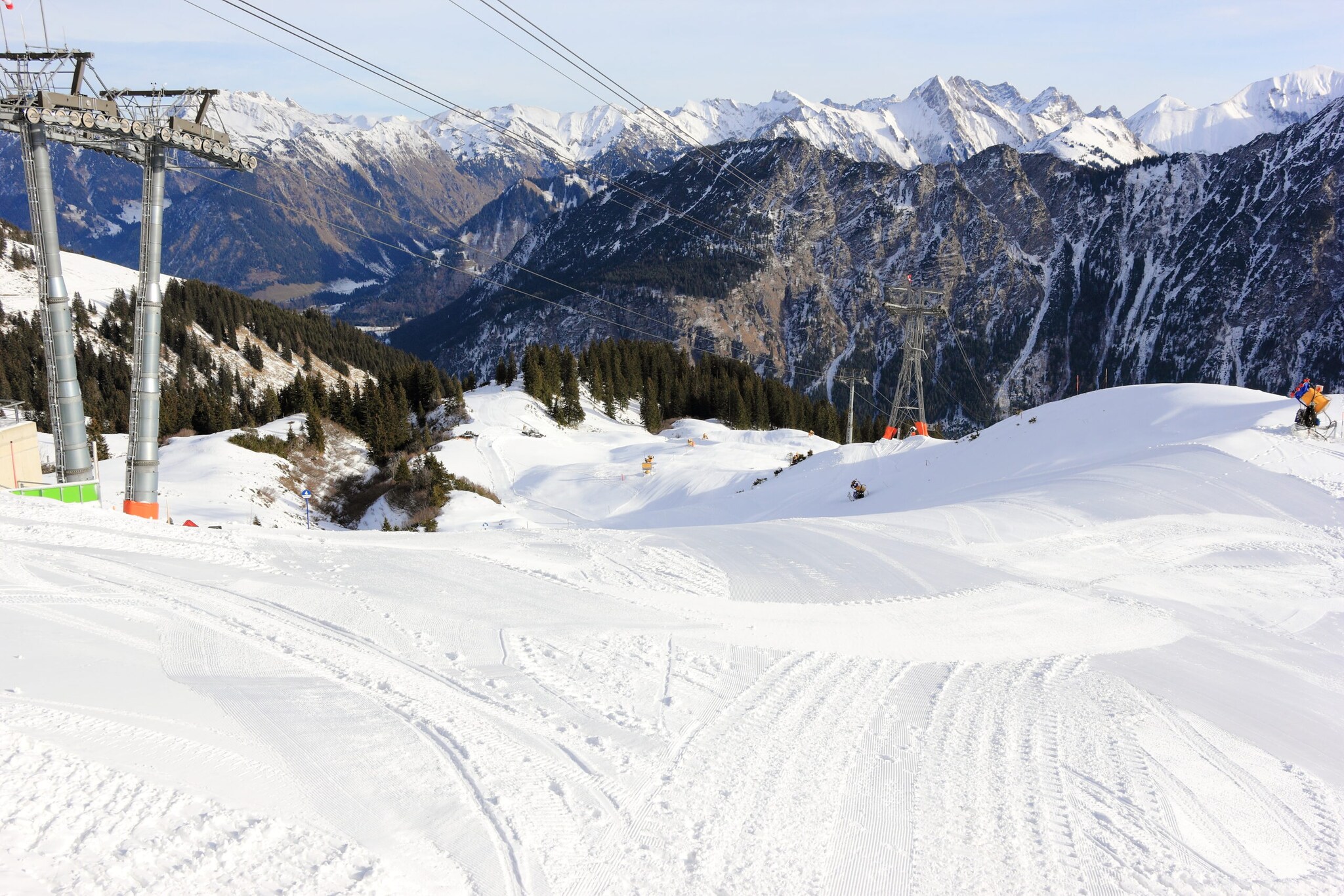 Eine Seilbahn, Berge und Schnee Eine Seilbahn, Berge und Schnee