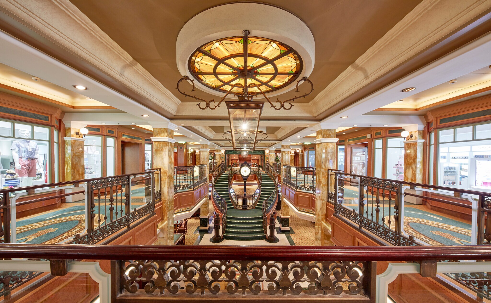 Grand Lobby mit geschwungener Treppe im Art-déco-Stil auf einem Kreuzfahrtschiff.