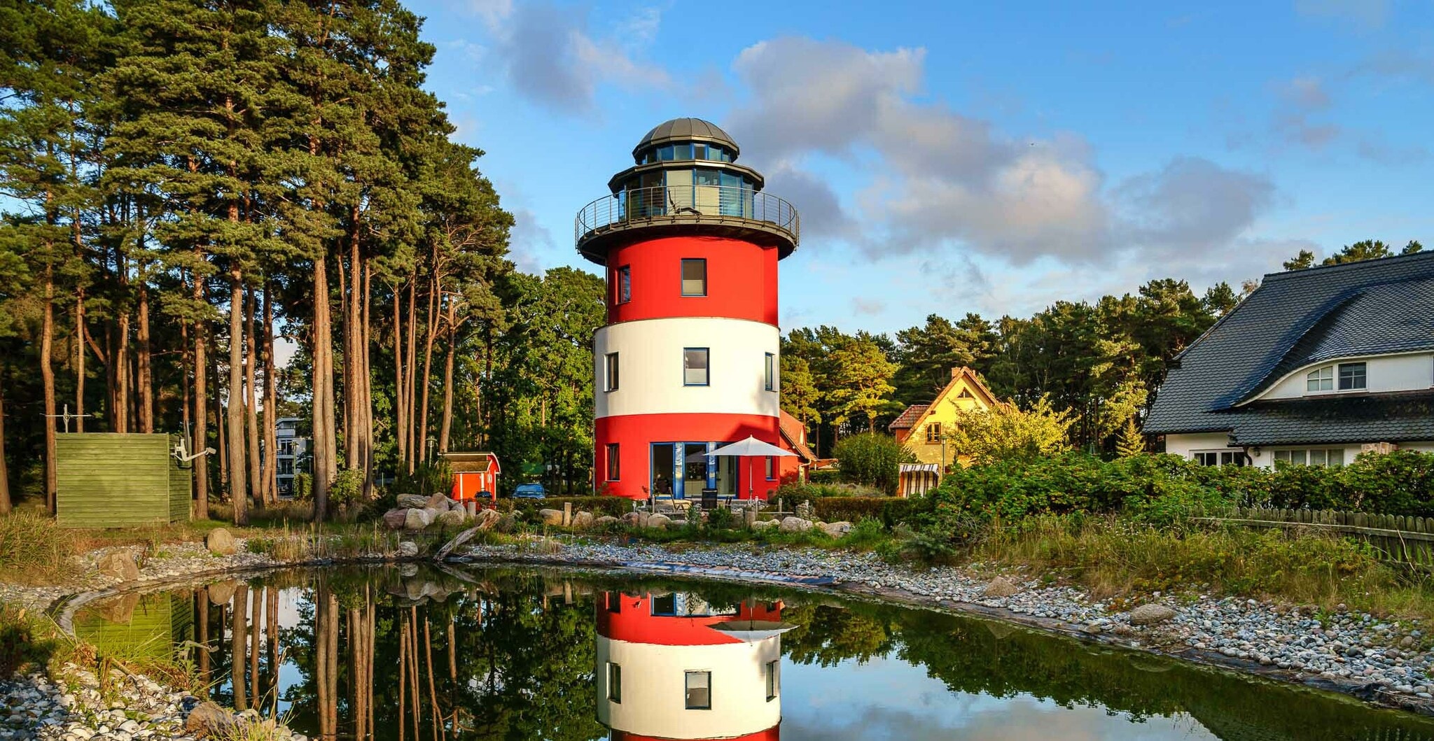 Ein klassisch rot-weiß gestreifter Leuchtturm auf Rügen Ein klassisch rot-weiß gestreifter Leuchtturm auf Rügen
