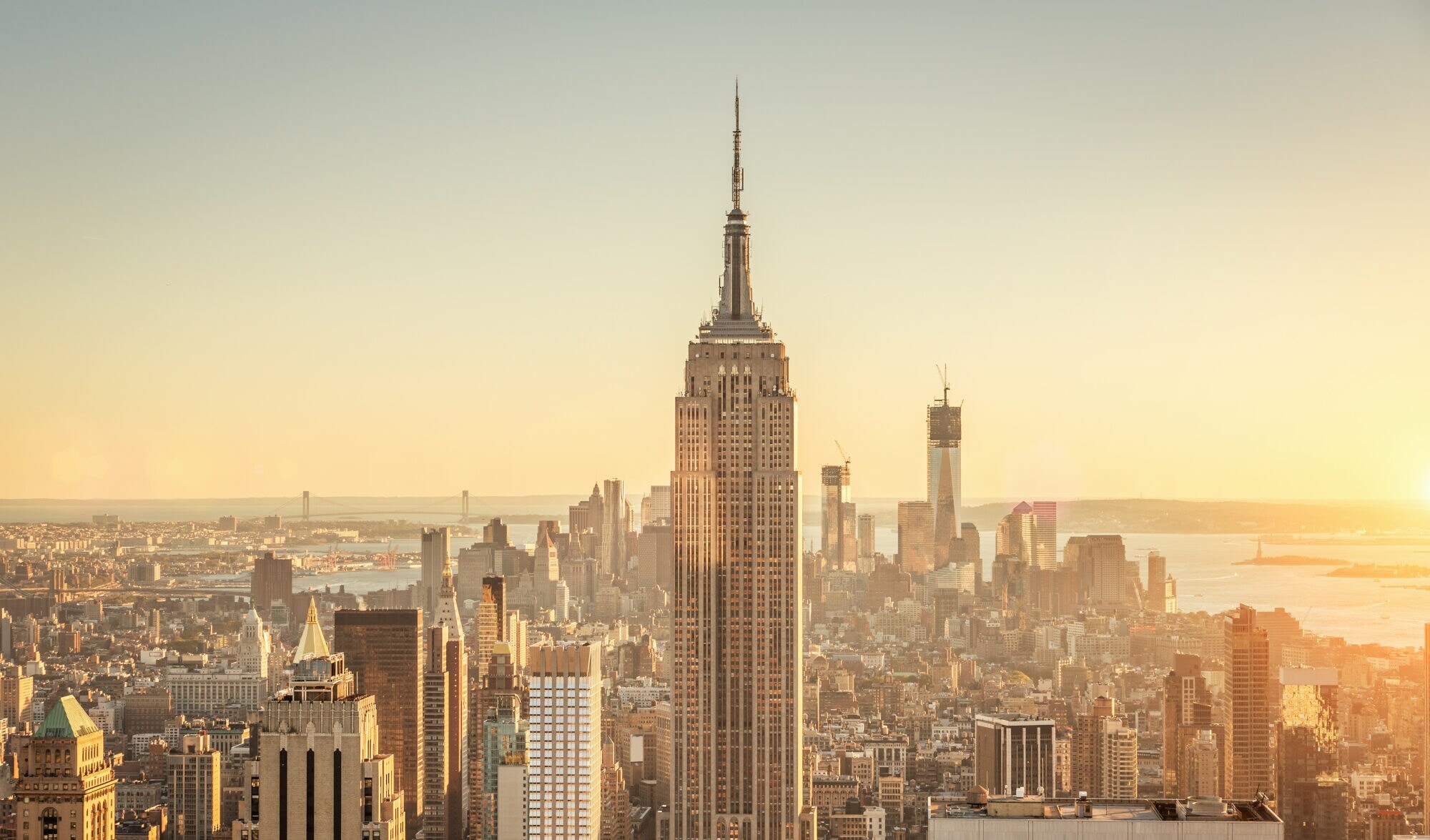 Blick über Manhattan mit dem Empire State Building im Zentrum bei Abendsonne Blick über Manhattan mit dem Empire State Building im Zentrum bei Abendsonne
