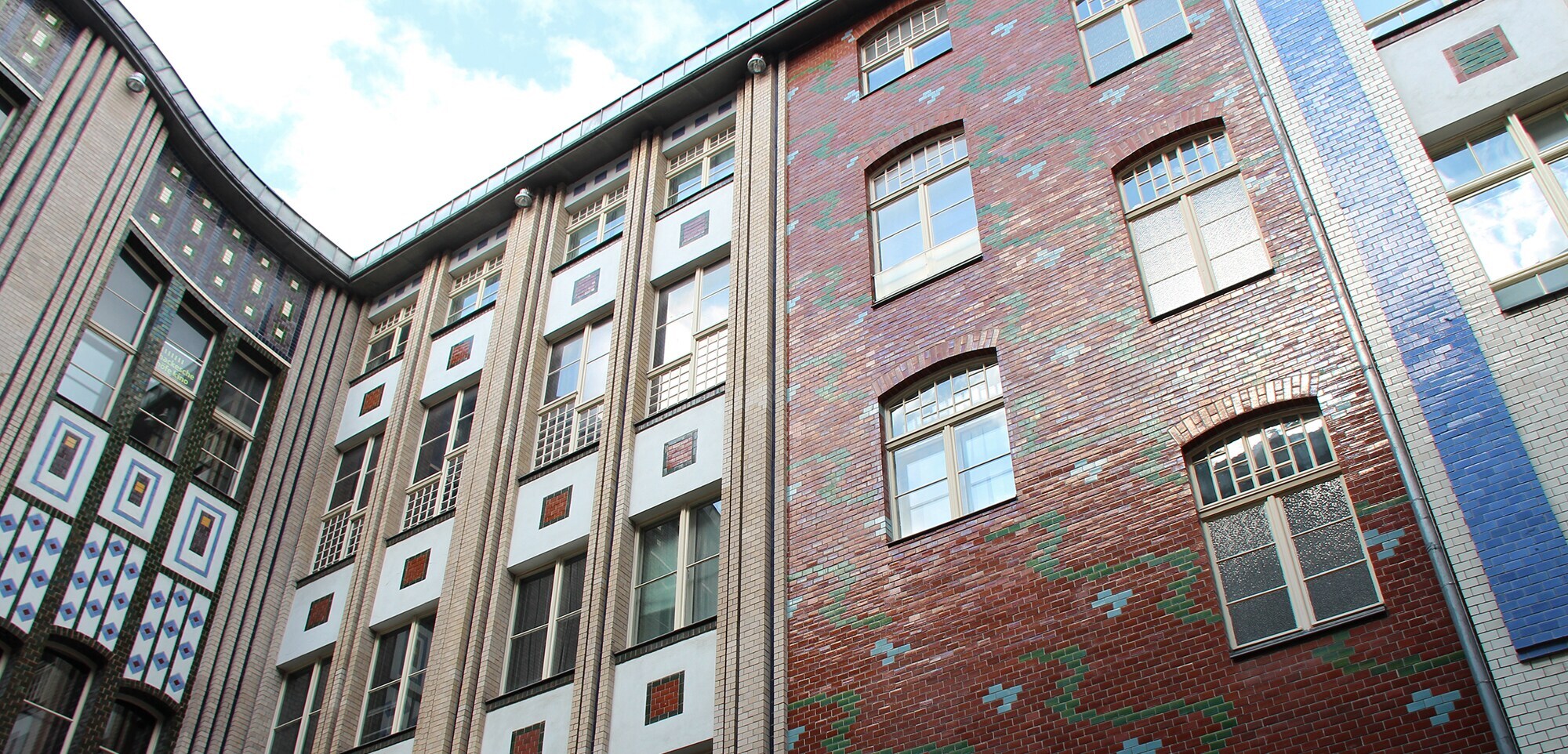 Vielfältige unterschiedliche Fassaden in den Hackeschen Höfen in Berlin