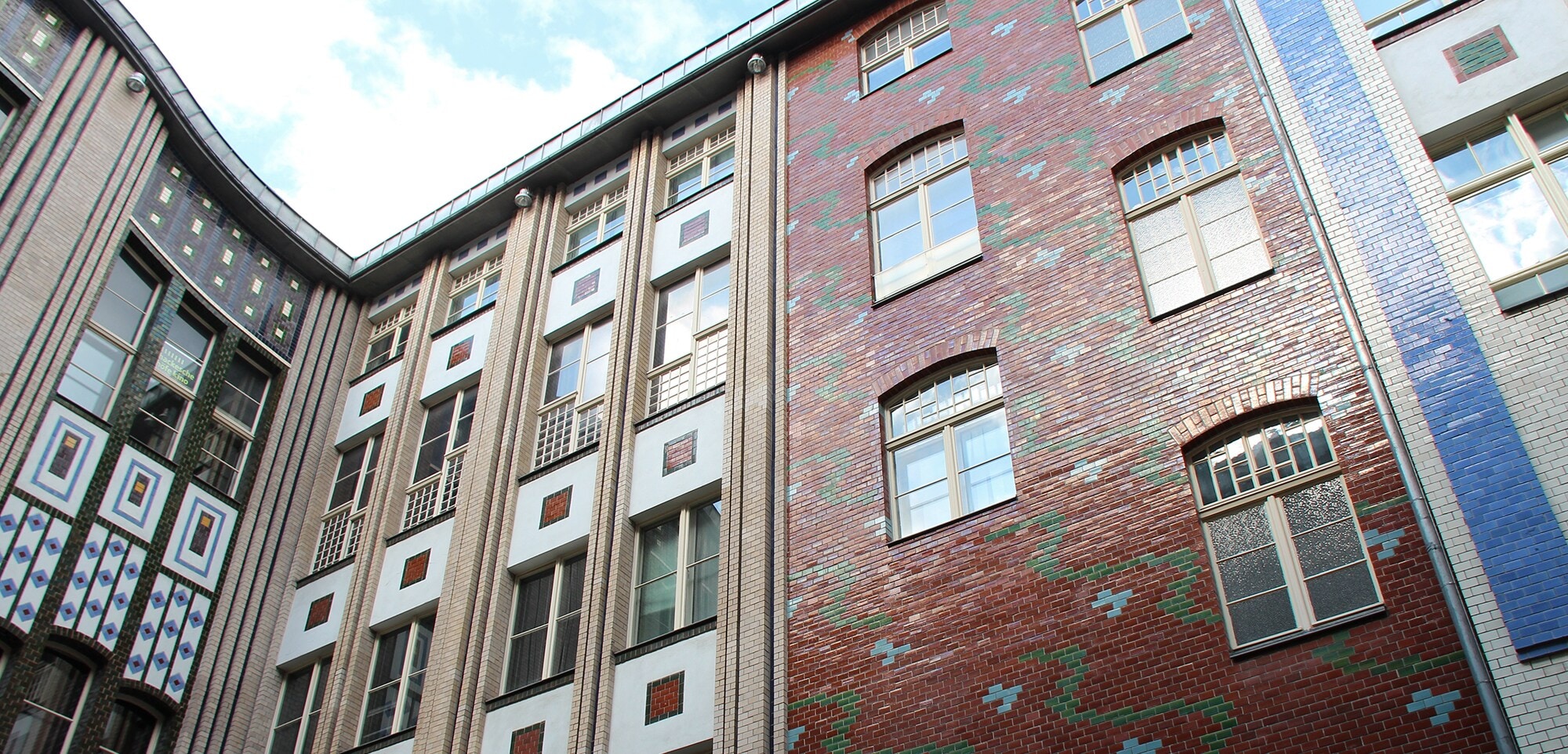 Feierabend in Berlin: Geheimtipps für deine Dienstreise Vielfältige unterschiedliche Fassaden in den Hackeschen Höfen in Berlin