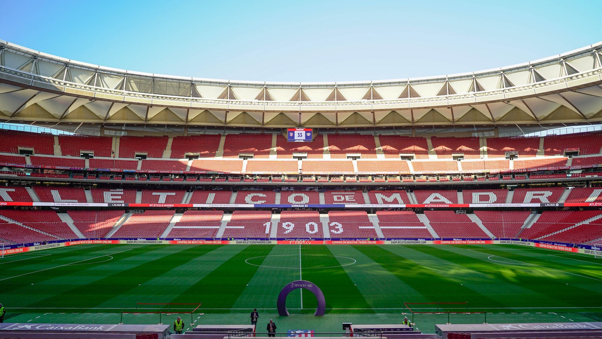 Blick auf das Stadion Metropolitano in Madrid. Rasenfläche mit Linien und einem großen lila Kreis in der Mitte.