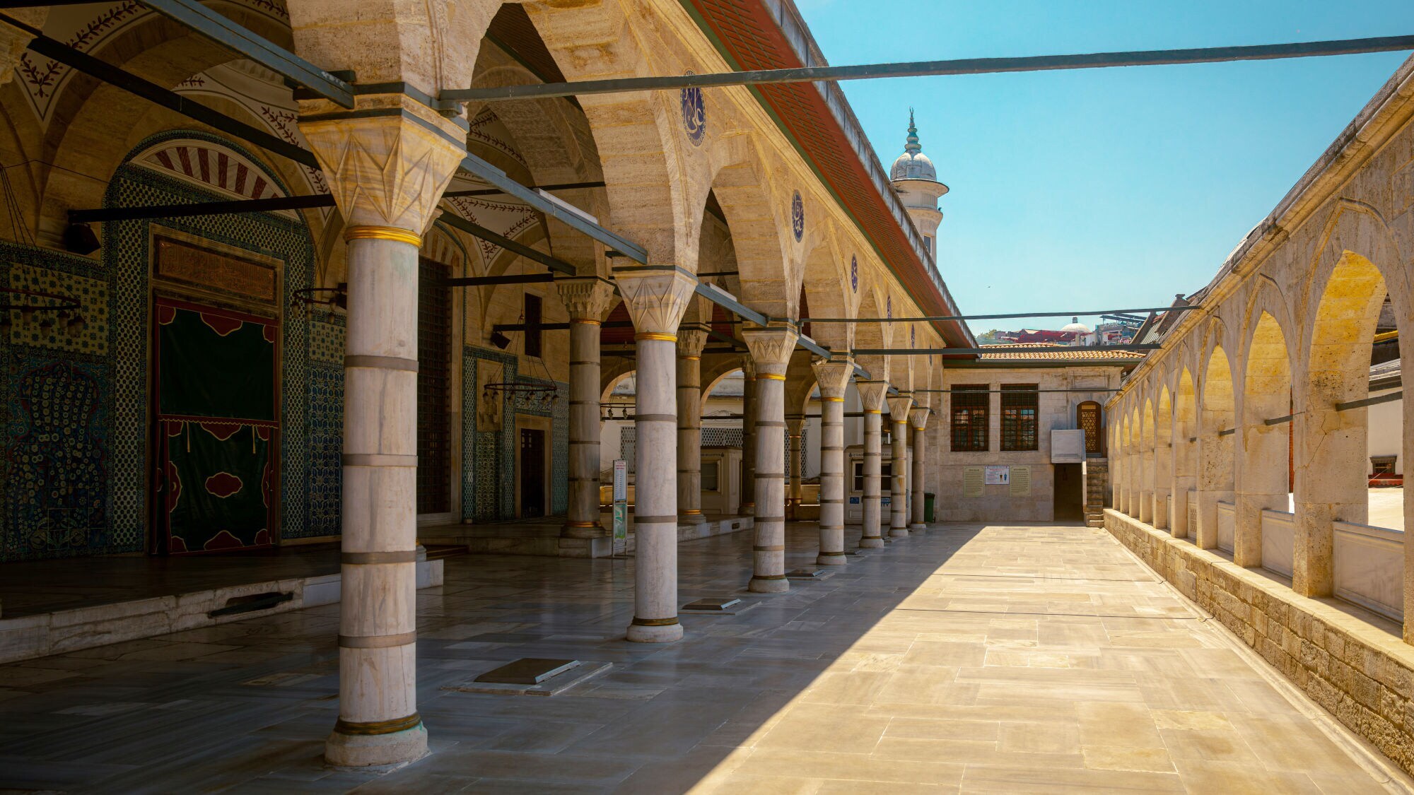 Eingangsbereich mit Säulengang zu einer Moschee.
