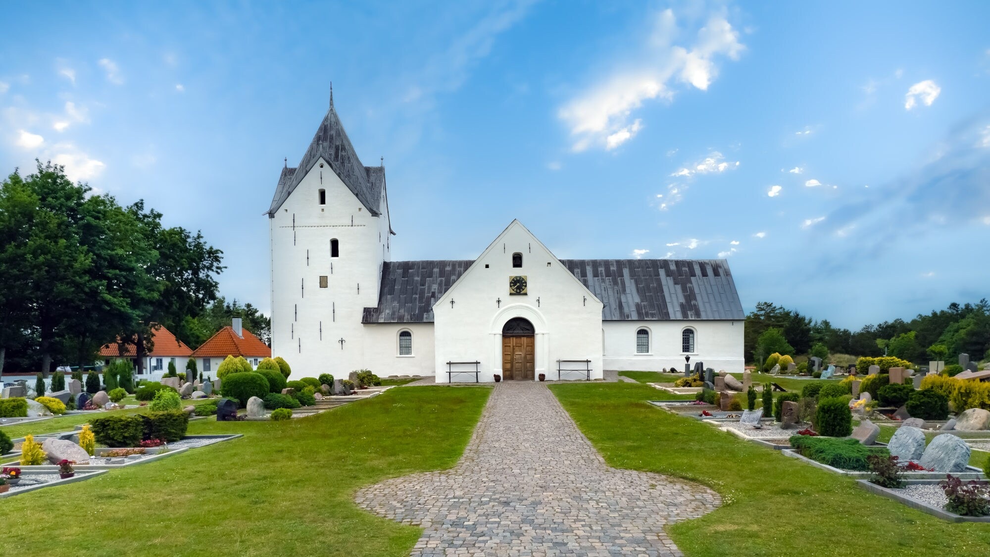 Blick auf die mittelalterliche weiß gestrichene Sankt-Clemens-Kirche. Blick auf die mittelalterliche weiß gestrichene Sankt-Clemens-Kirche.