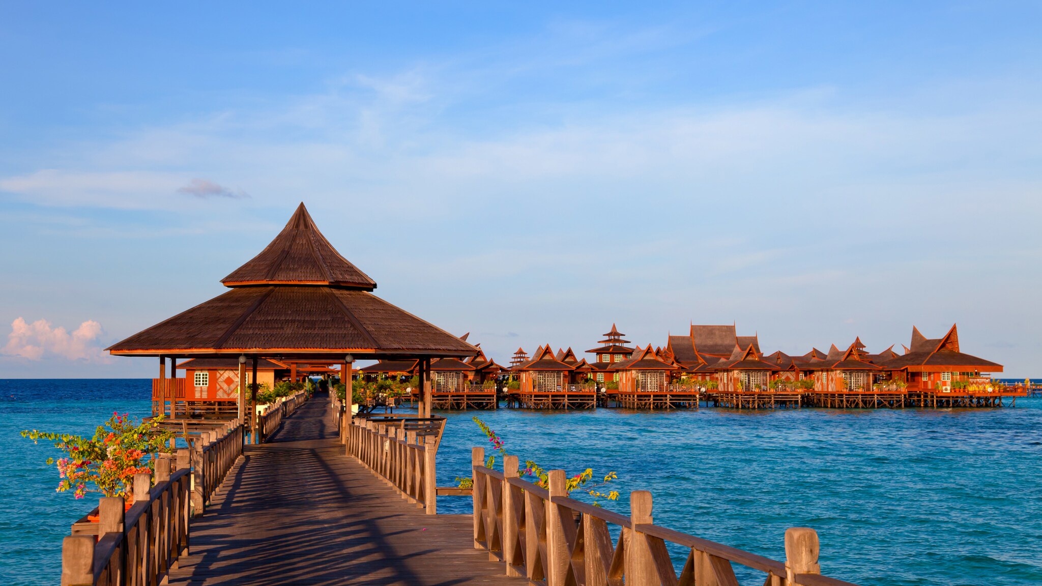Holzsteg mit luxuriösen Holzbungalows auf dem Wasser. Holzsteg mit luxuriösen Holzbungalows auf dem Wasser.