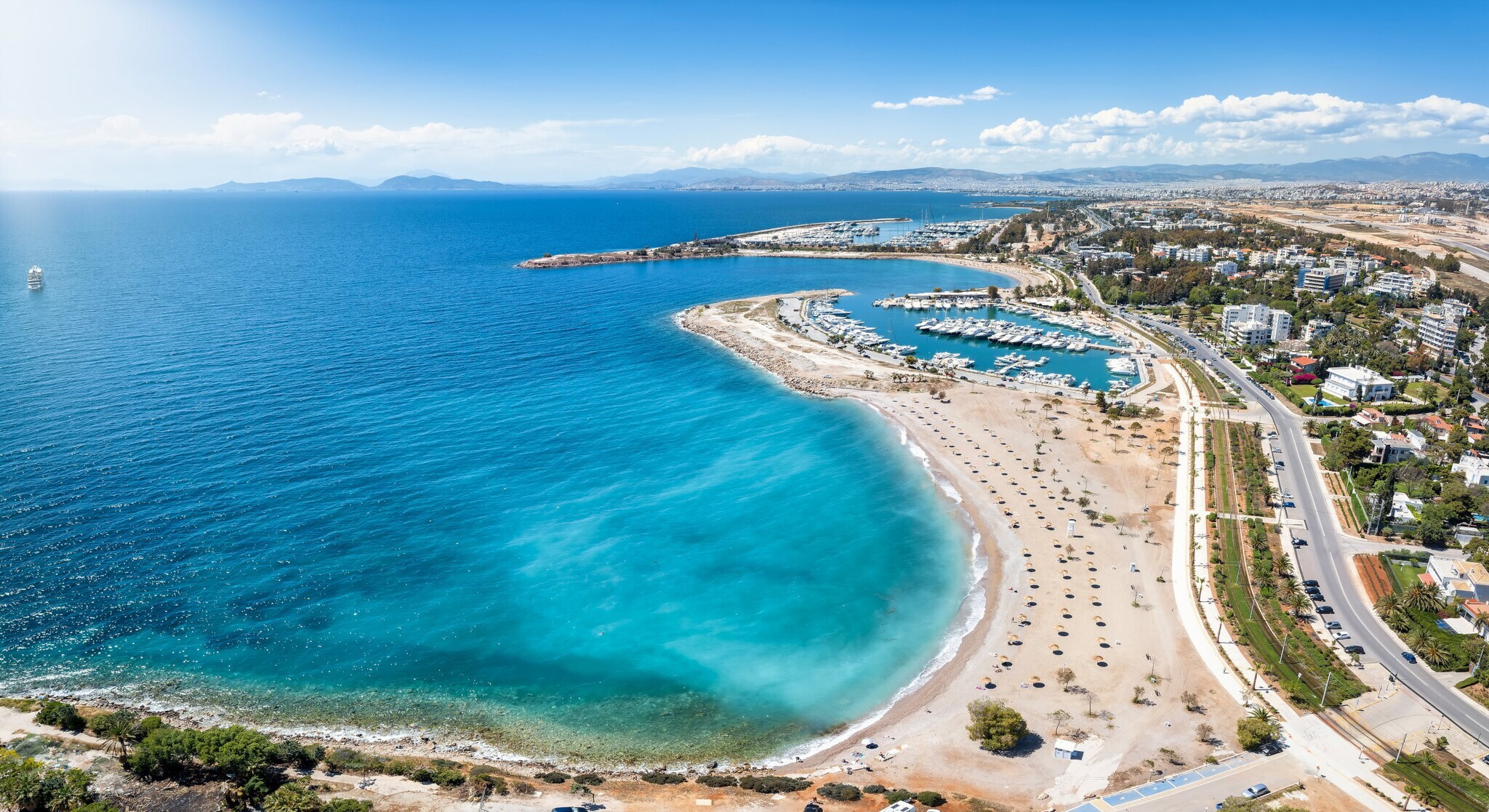 Luftaufnahme eines Strandes in einer kleinen Bucht mit türkisem Meerwasser. Luftaufnahme eines Strandes in einer kleinen Bucht mit türkisem Meerwasser.