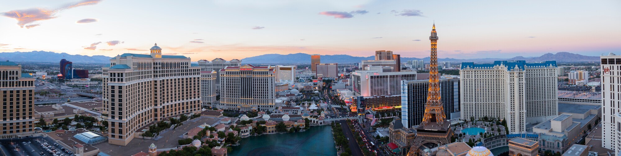 Panoramablick auf die Hotels am Las Vegas Strip mit einem See und der Eiffelturm-Nachbildung im Vordergrund Panoramablick auf die Hotels am Las Vegas Strip mit einem See und der Eiffelturm-Nachbildung im Vordergrund