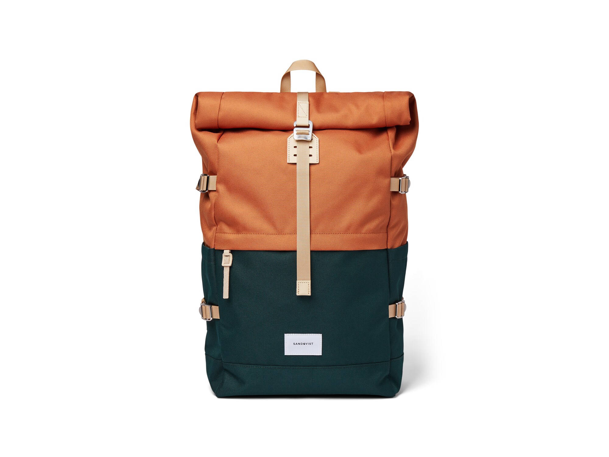 Ein Rolltop-Rucksack von Sandqvist in den Farben Schwarz und Orange