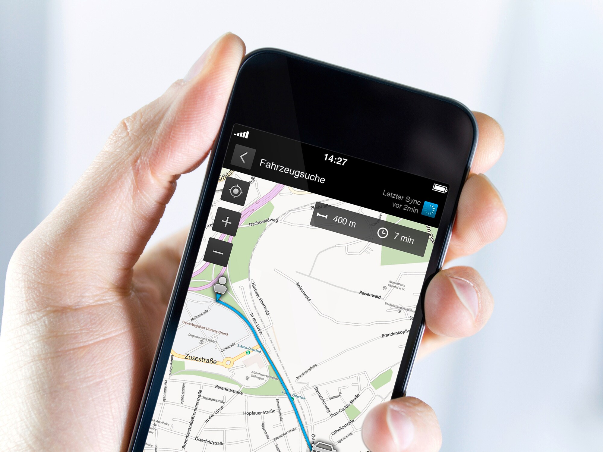 Ein Smartphone zeigt den Weg zu einem Auto. Ein Smartphone zeigt den Weg zu einem Auto.