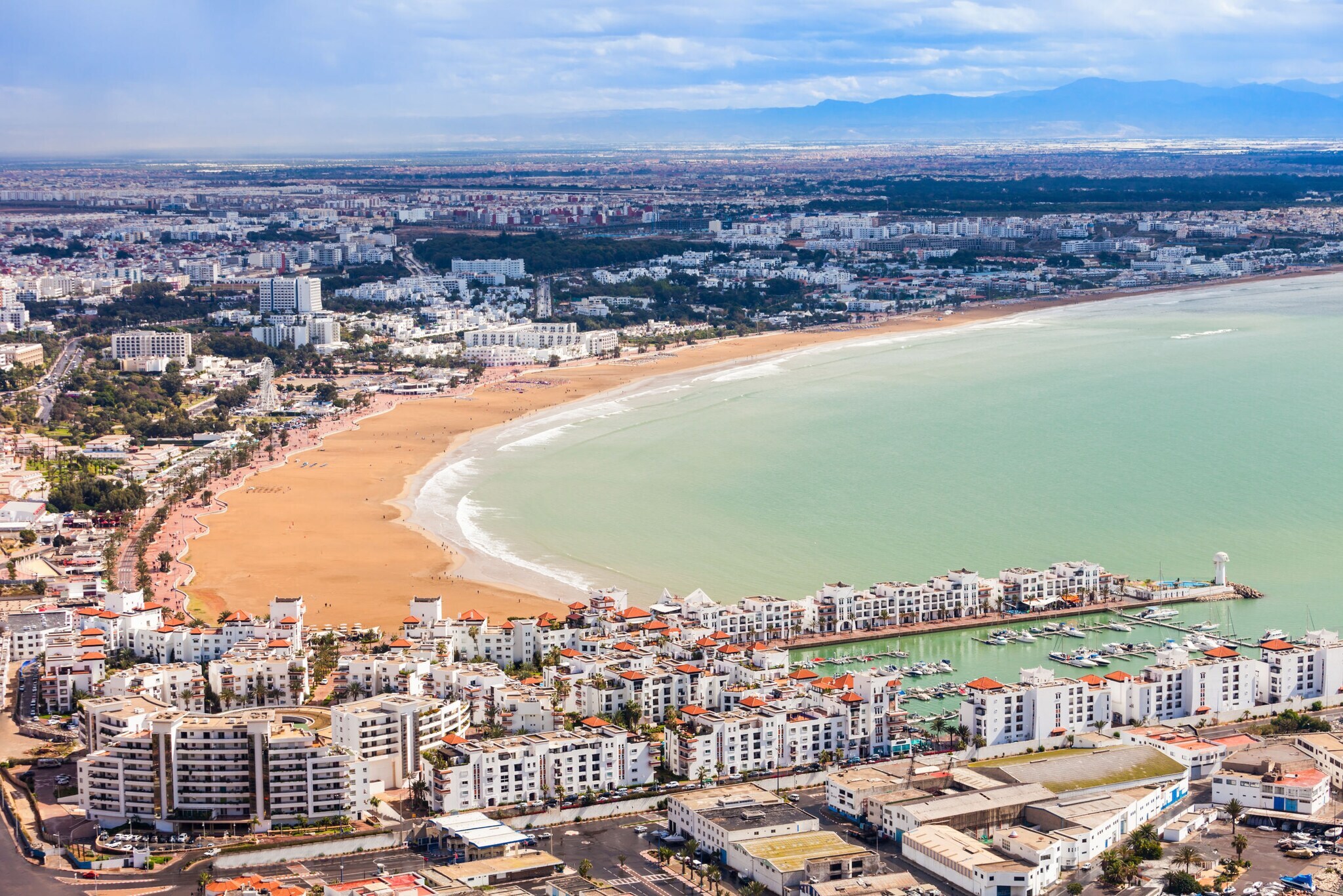 Stadtpanorama von Agadir mit breitem Sandstrand am Meer.
