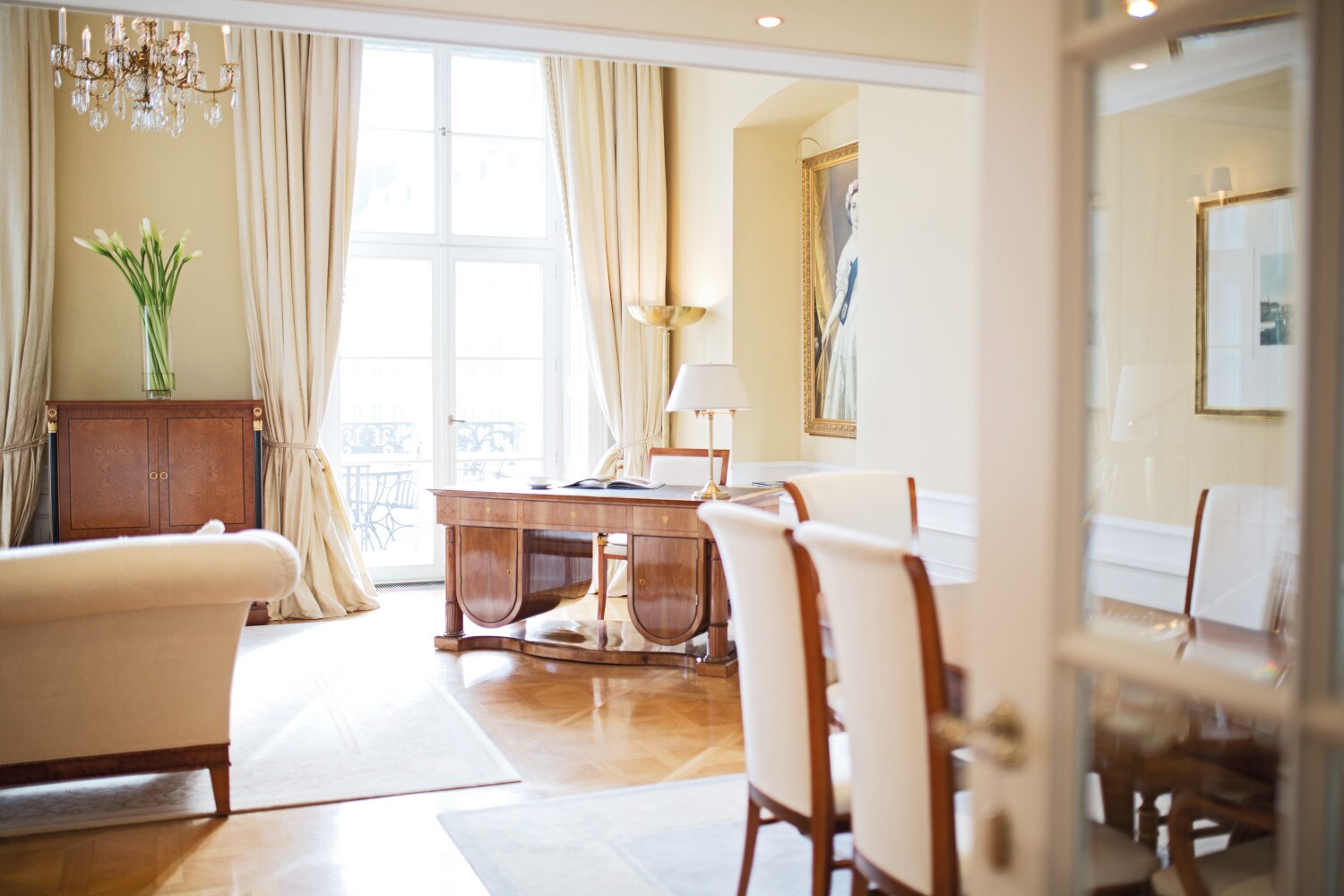 Eine hell eingerichtete, luxuriöse Suite