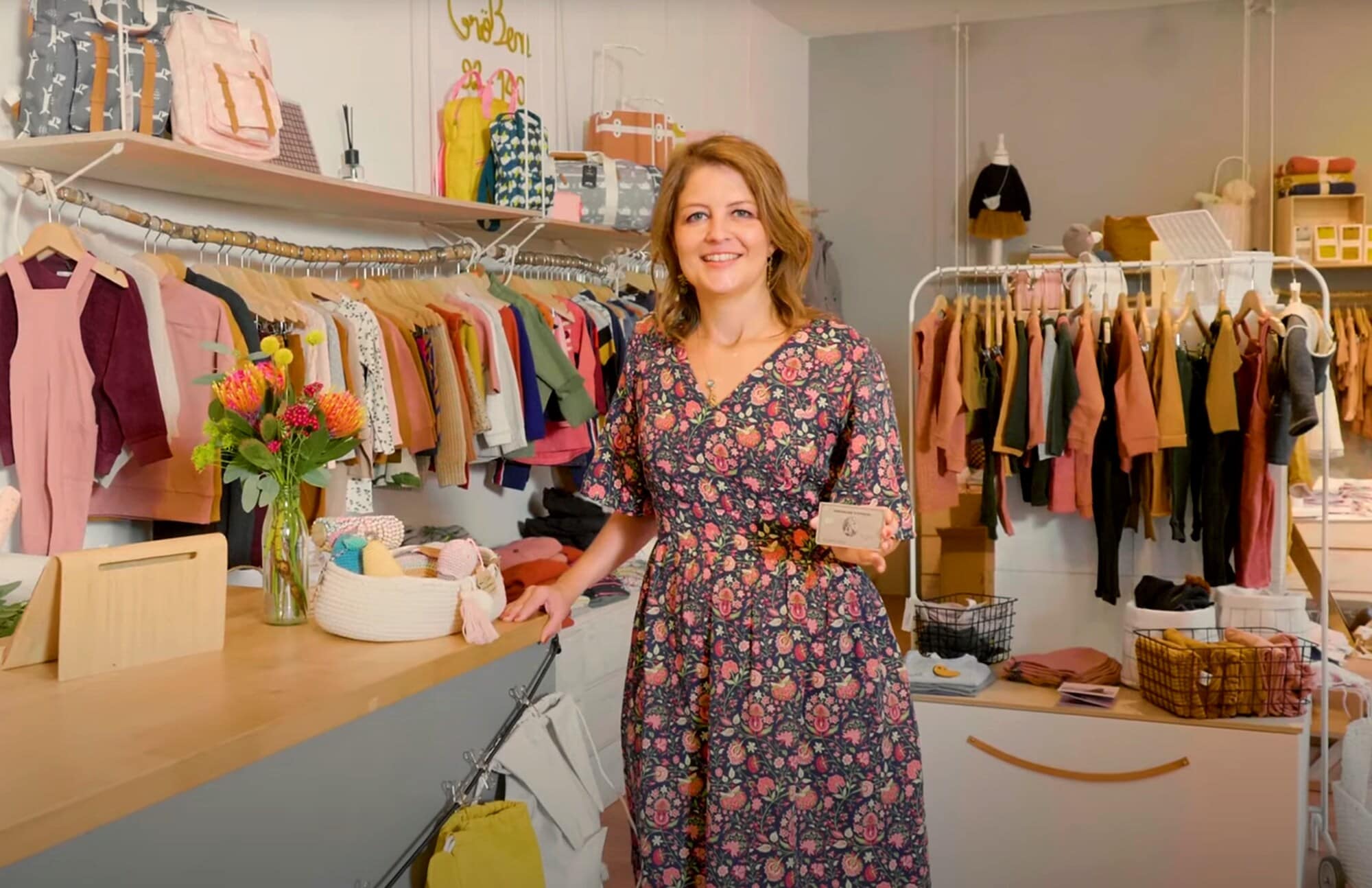 American Express Merchant Story „Frau Nellson und ihre Schönigkeiten“ Mirella Sasse steht in ihrem Geschäft für Kinderkleidung. Kindermöbel und Spielzeug.