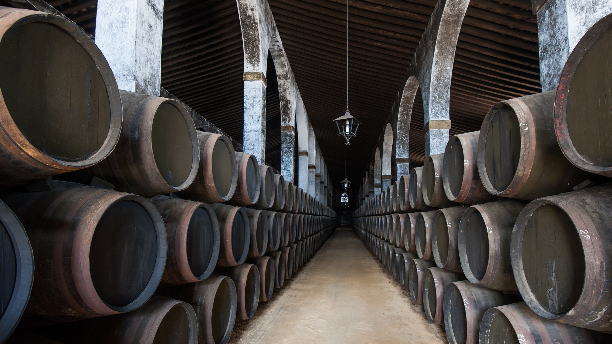 In drei Reihen aufgestapelte Holzfässer für die Herstellung von Sherry. In drei Reihen aufgestapelte Holzfässer für die Herstellung von Sherry.