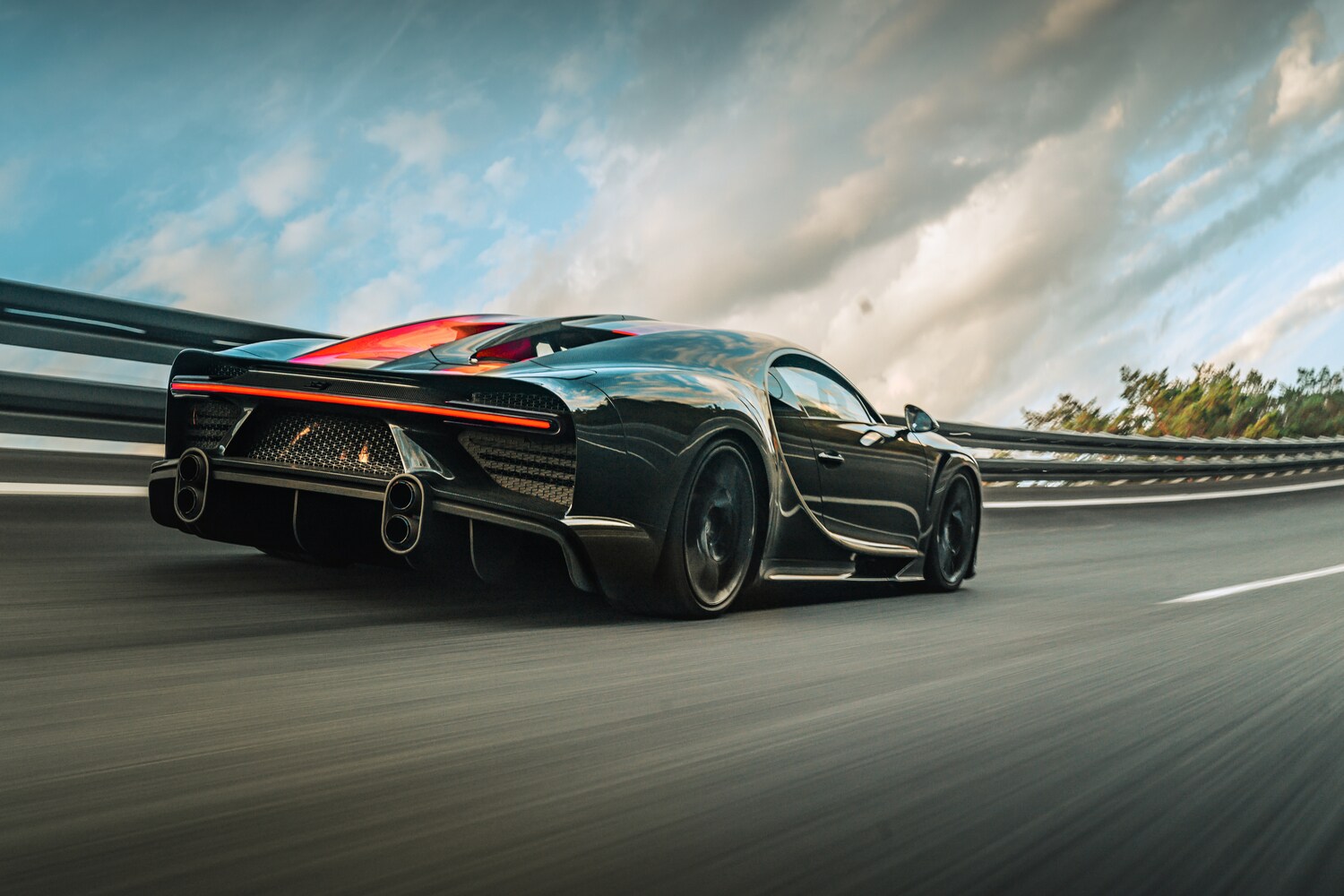 Der Bugatti Chiron Super Sport 300+ auf einer Rennstrecke. Der Bugatti Chiron Super Sport 300+ auf einer Rennstrecke.