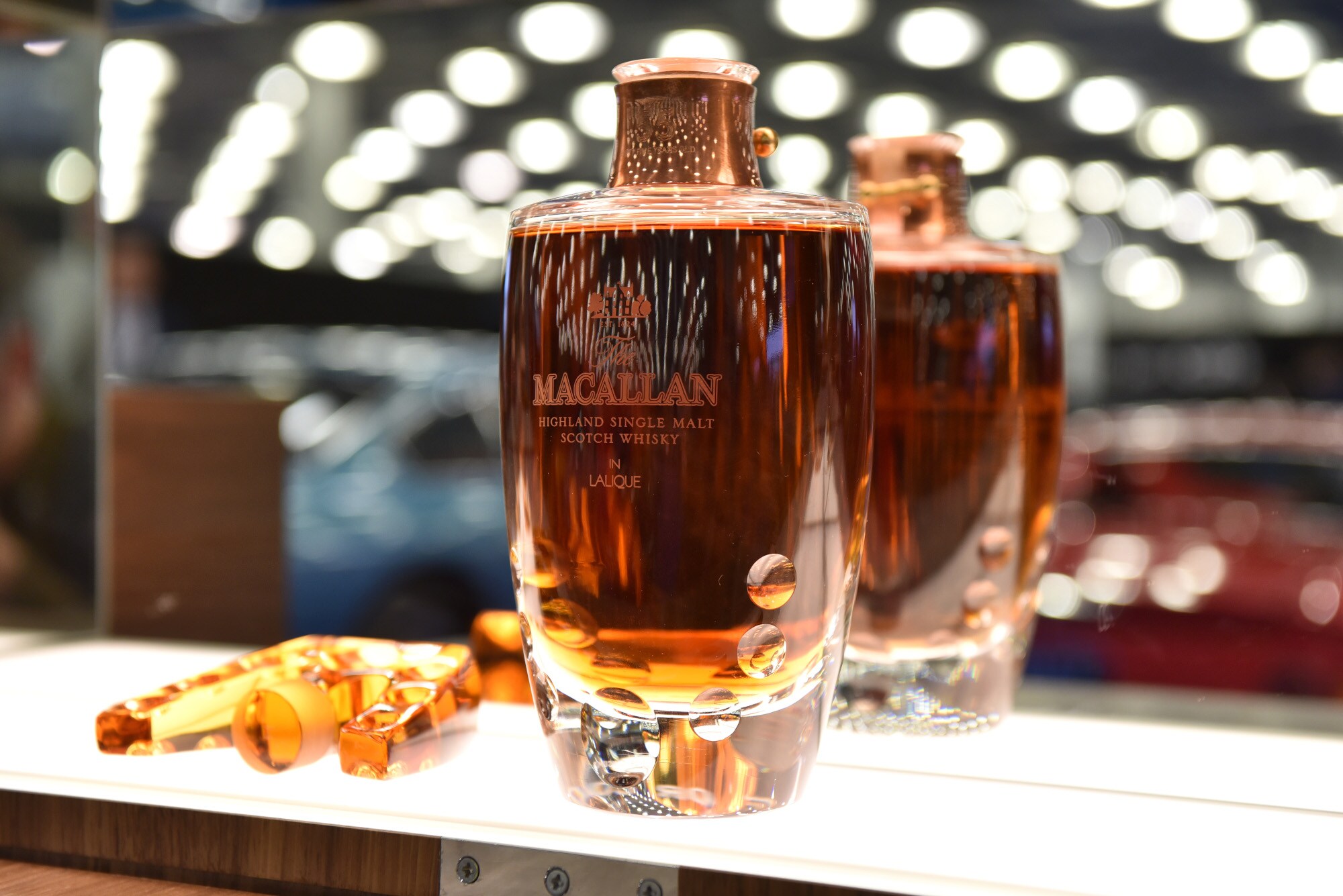 Eine Flasche mit Whisky auf einer Anrichte vor einem Spiegel Eine Flasche mit Whisky auf einer Anrichte vor einem Spiegel