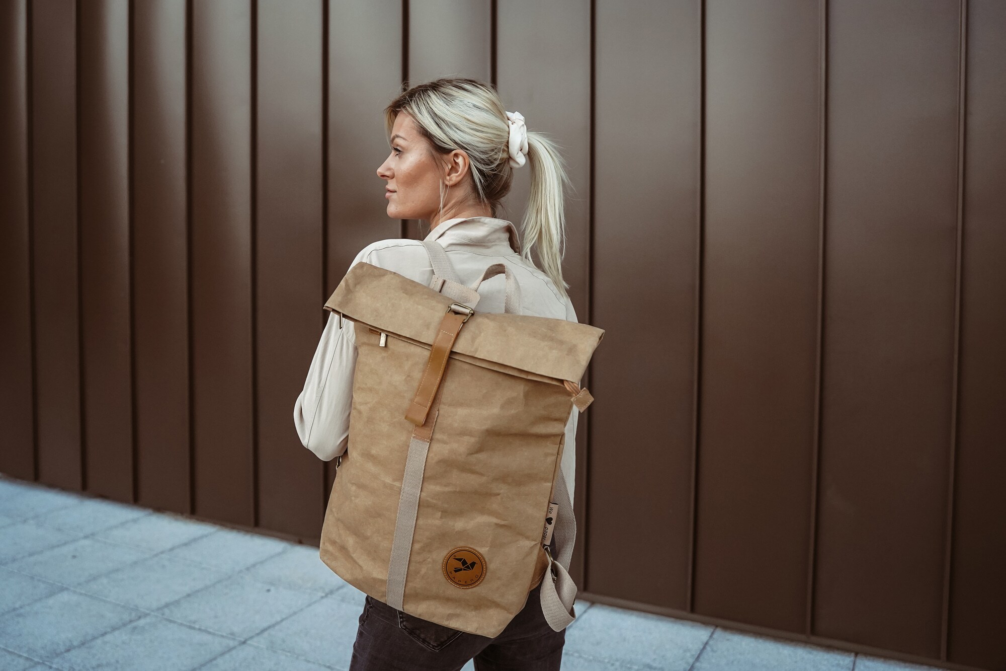 Eine Frau trägt einen Rucksack aus Papier