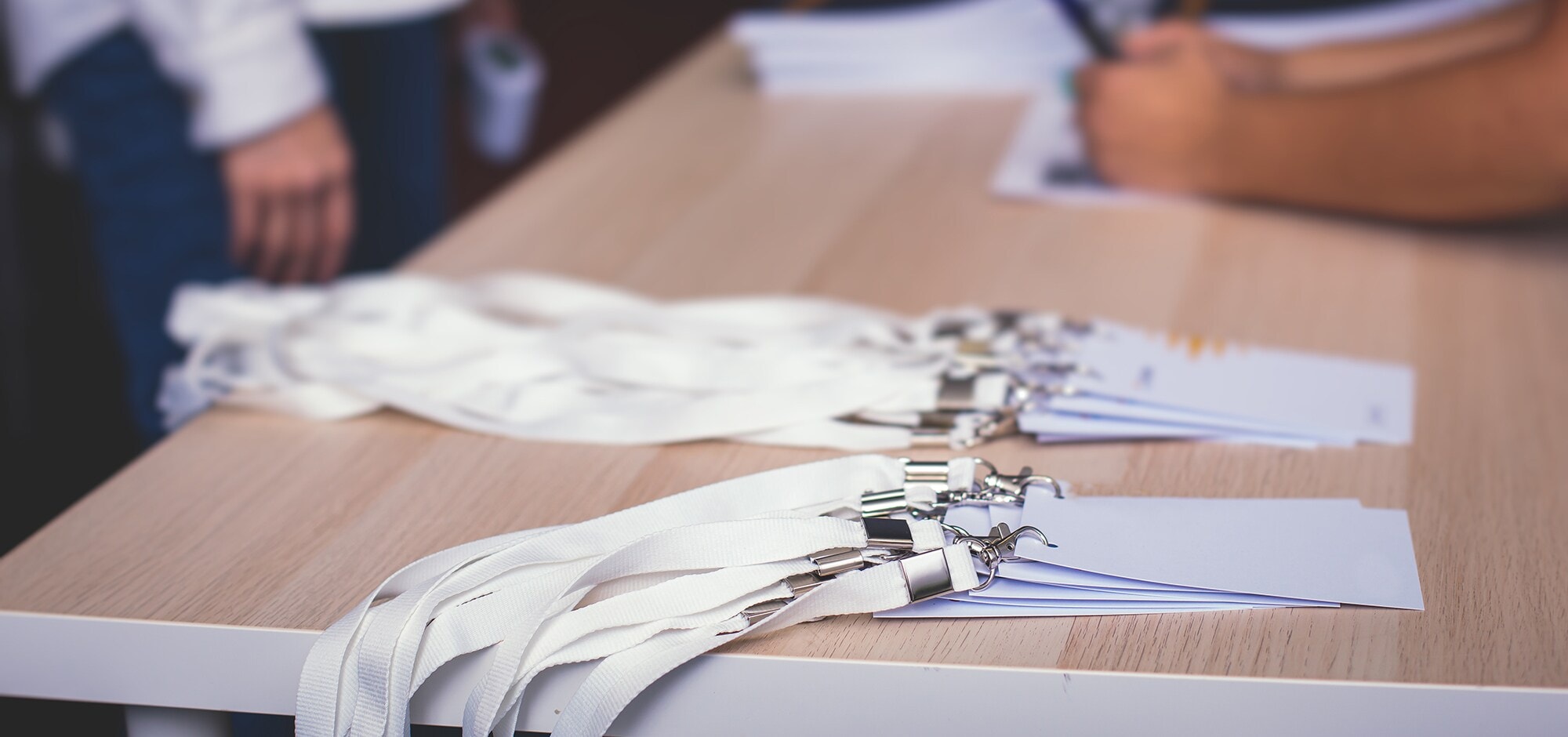 Namensschilder liegen am Empfang einer Konferenz