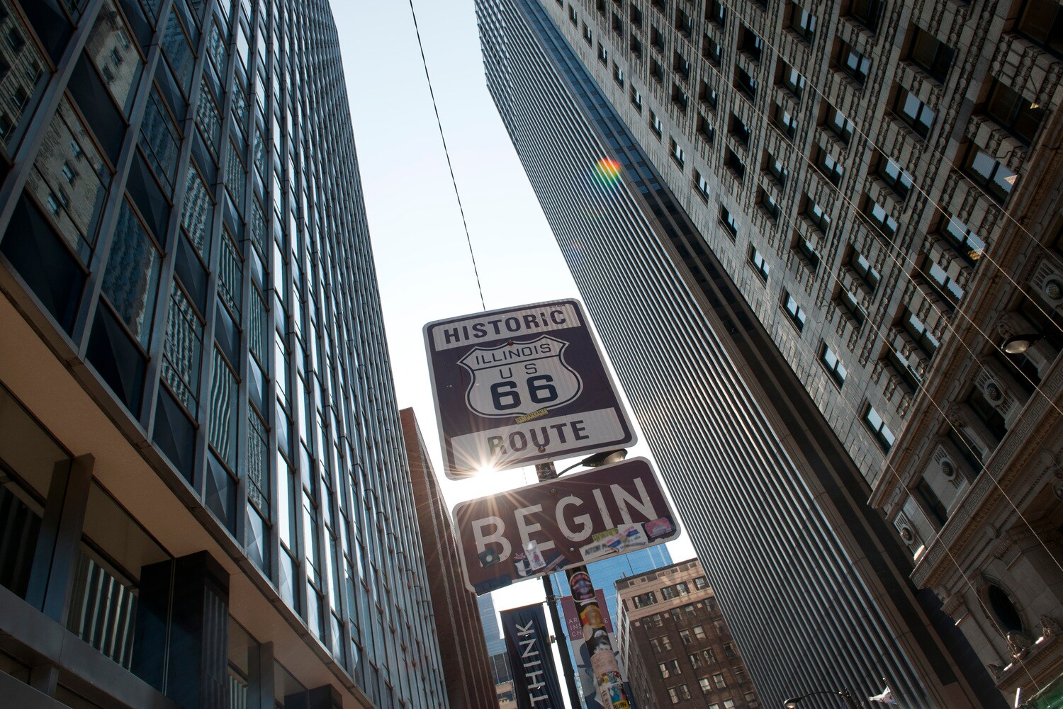 Ein Straßenschild markiert den Beginn der Route 66 in Chicago. Ein Straßenschild markiert den Beginn der Route 66 in Chicago.