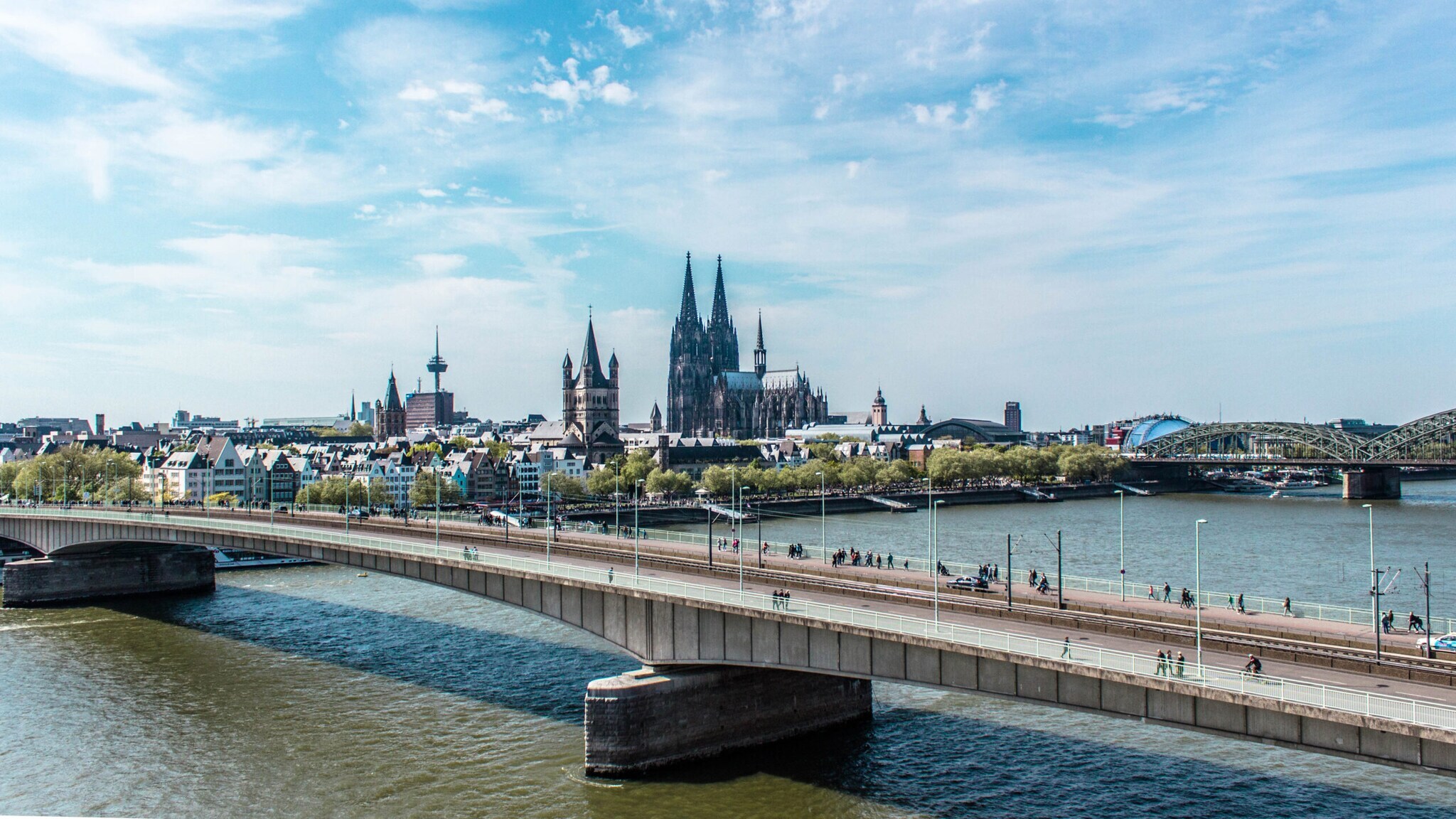 Panoramablick auf Rheinkurve mit Containerschiff von einem Plateau in felsiger Umgebung
