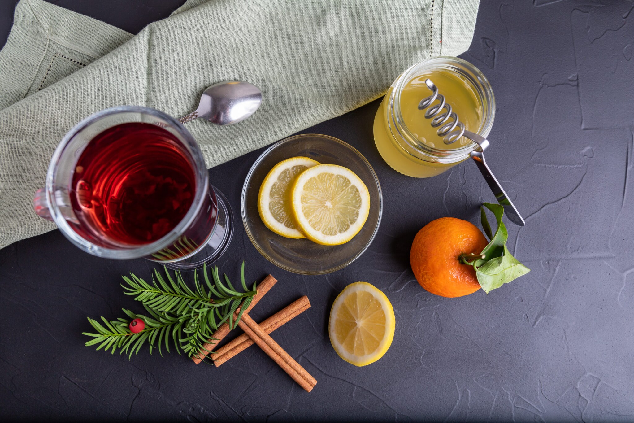 Weihnachtliches Heißgetränk mit Gewürzen, Zitrusfrüchten und Honig