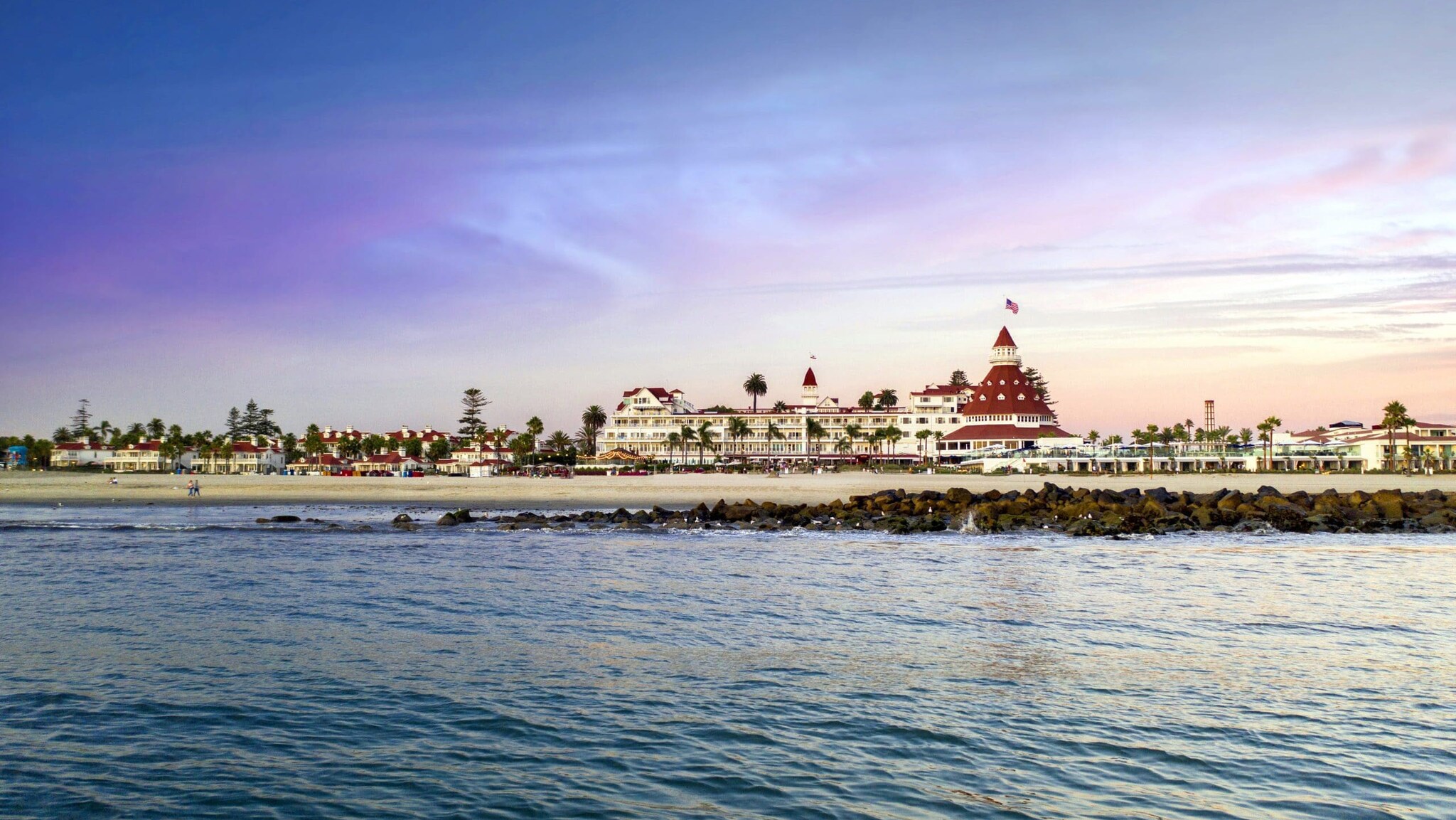 Panorama Hotelkomplex im viktorianischen Stil am Strand vom Meer aus.