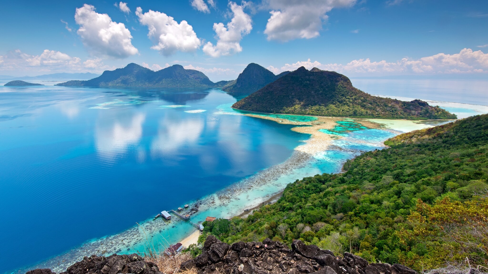 Panorama mehrerer Inseln mit bewaldeten Hügeln und Lagune im türkisblauen Meer. Panorama mehrerer Inseln mit bewaldeten Hügeln und Lagune im türkisblauen Meer.