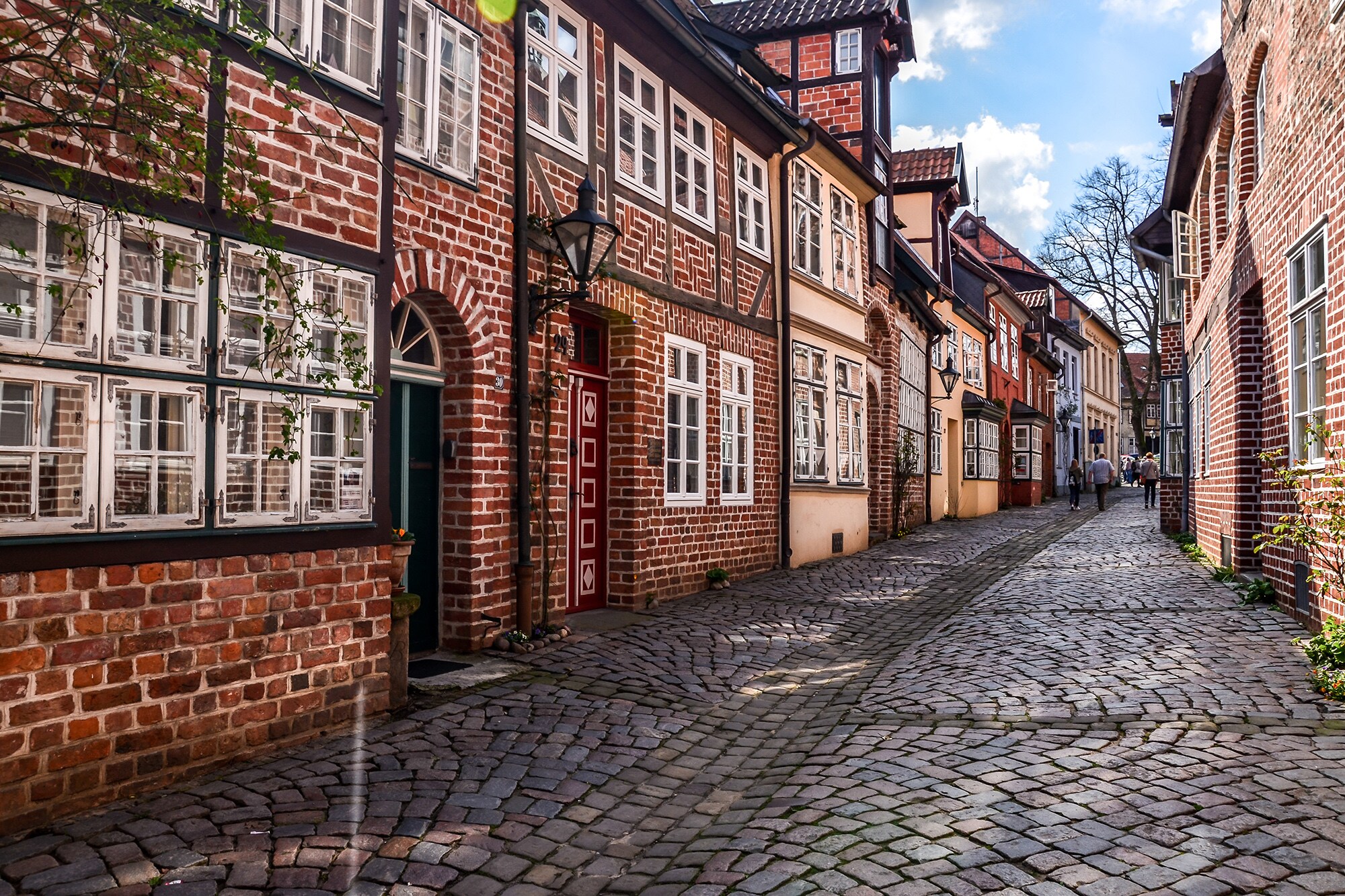 Metropole oder Provinz? Standortvorteile für Unternehmen im Check Das Foto zeigt eine alte Gasse in Lüneburg.