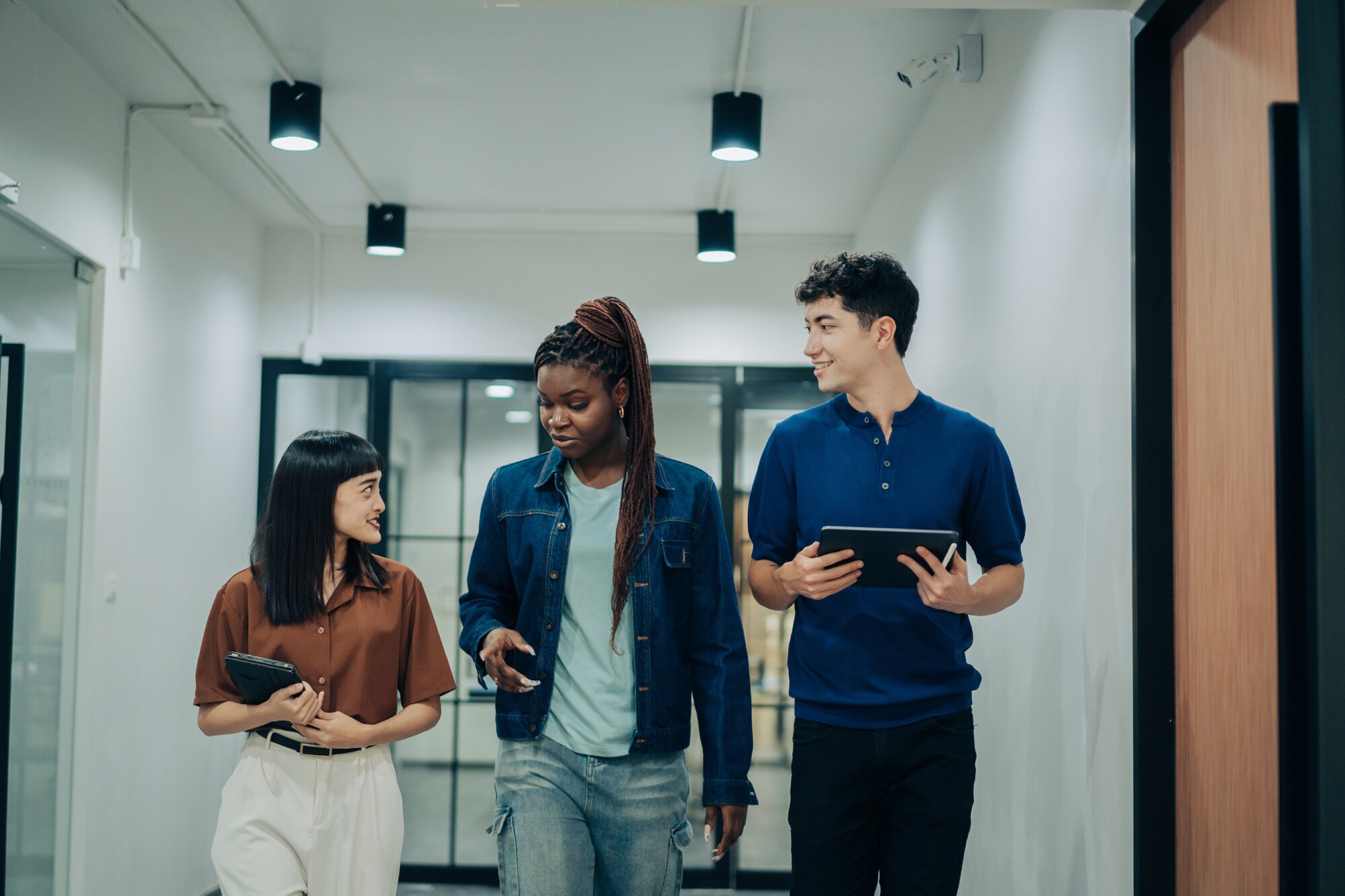 Eine Gruppe junger Erwachsener ist in ein Gespräch vertieft.