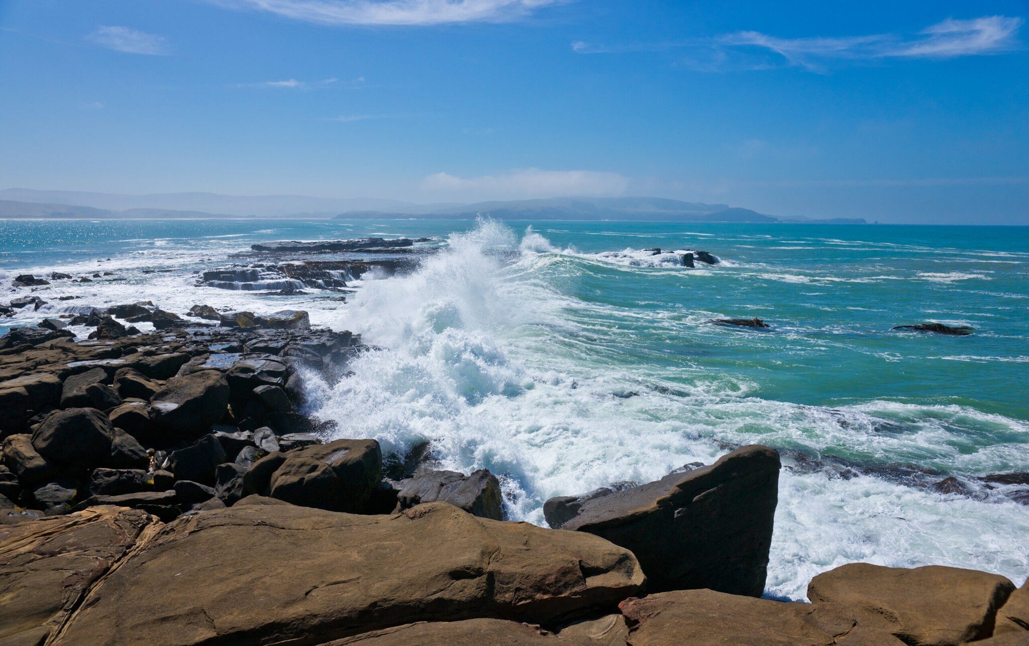 Hohe Wellen, die gegen Felsen peitschen Hohe Wellen, die gegen Felsen peitschen