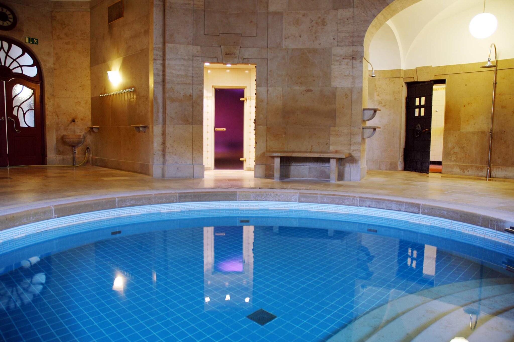 Ein Schwimmbecken in einem Jugendstilgebäude