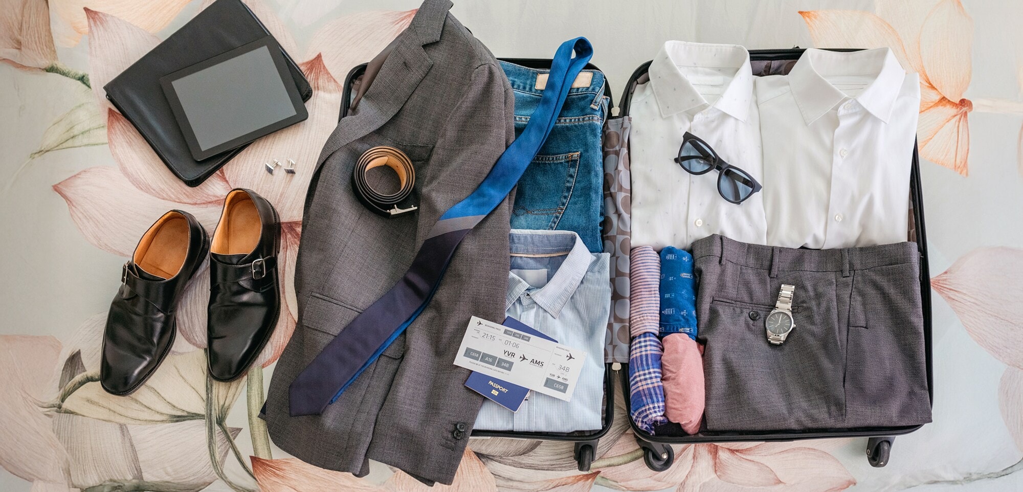 Packliste für deine Geschäftsreise: Smarte Tipps und nützliche Gadgets Ein geöffneter, für eine Geschäftsreise gepackter Koffer.