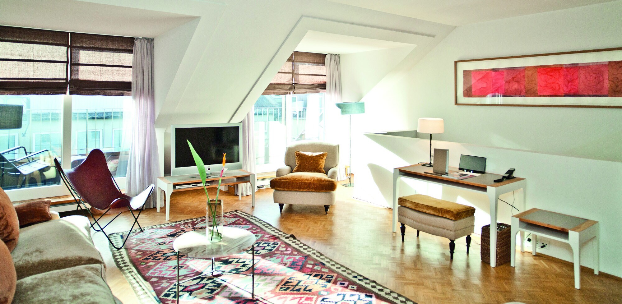 Ein geräumiges, lichtdurchflutetes Hotelzimmer in italienischem Design